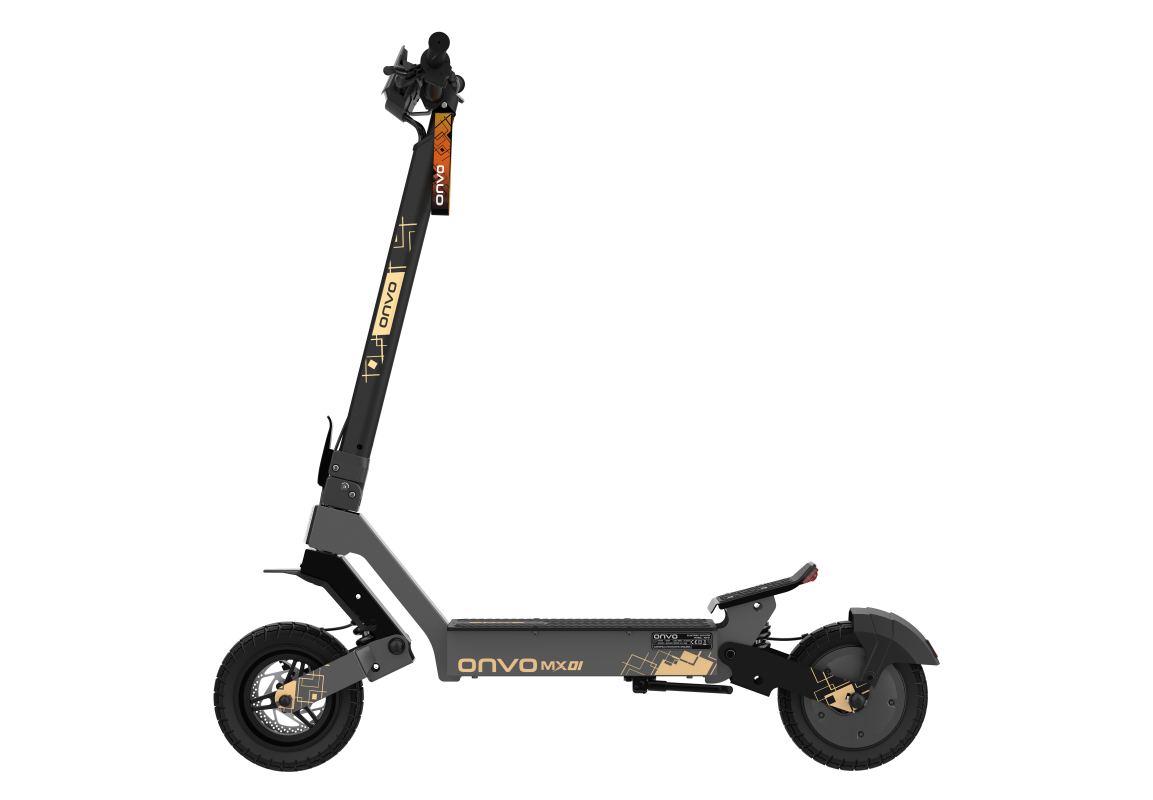 Siyah arka plan üzerinde altın süslemeli gri elektrikli scooter.