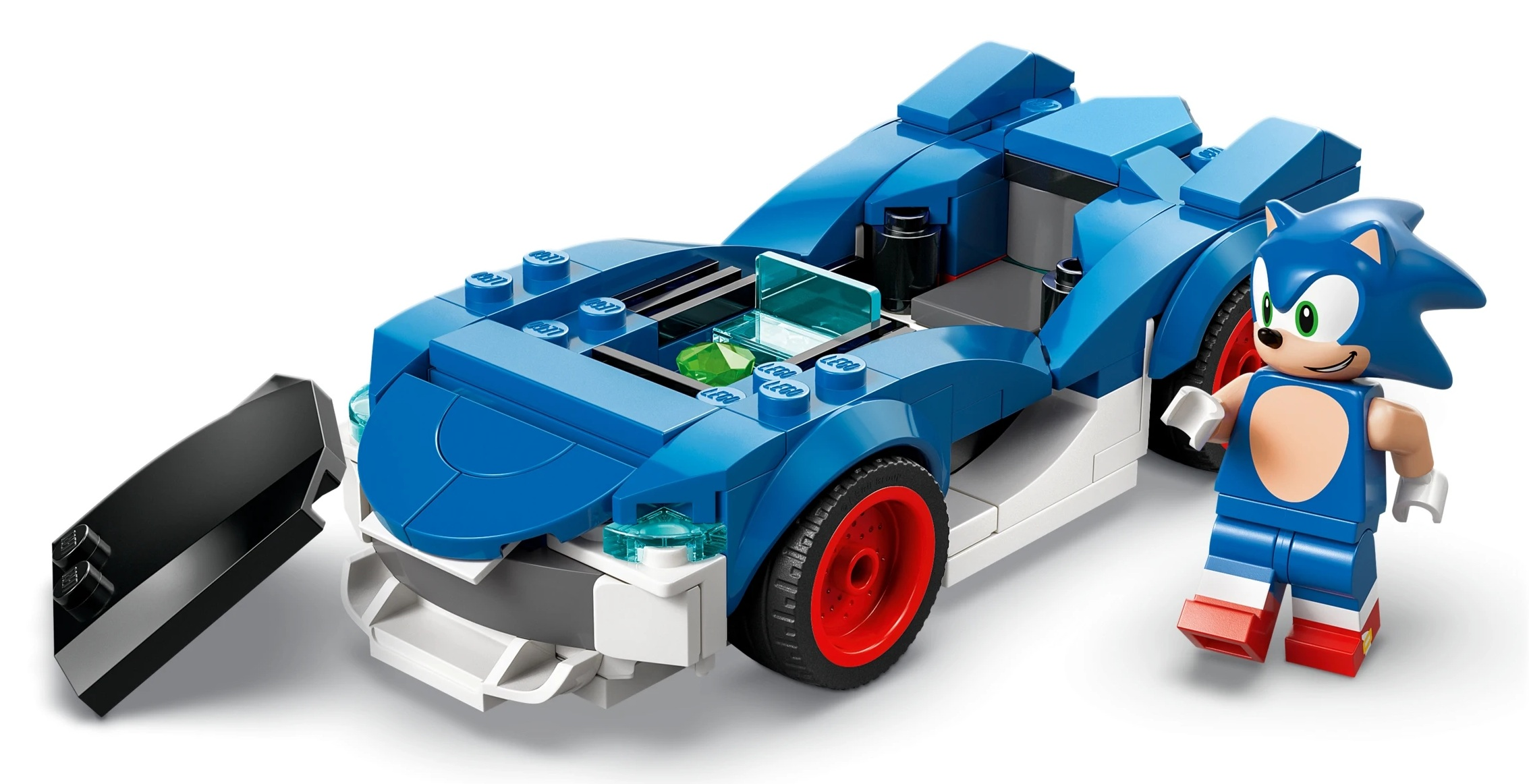 Niebieski samochód wyścigowy Lego z czerwonymi kołami i Sonicem obok.