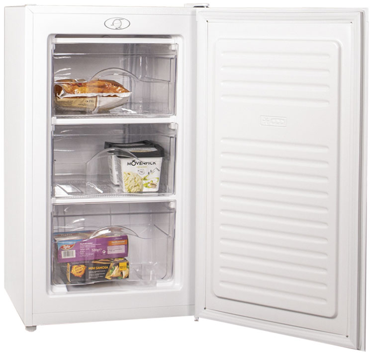 Un congélateur blanc porte ouverte, montrant trois tiroirs contenant des aliments.