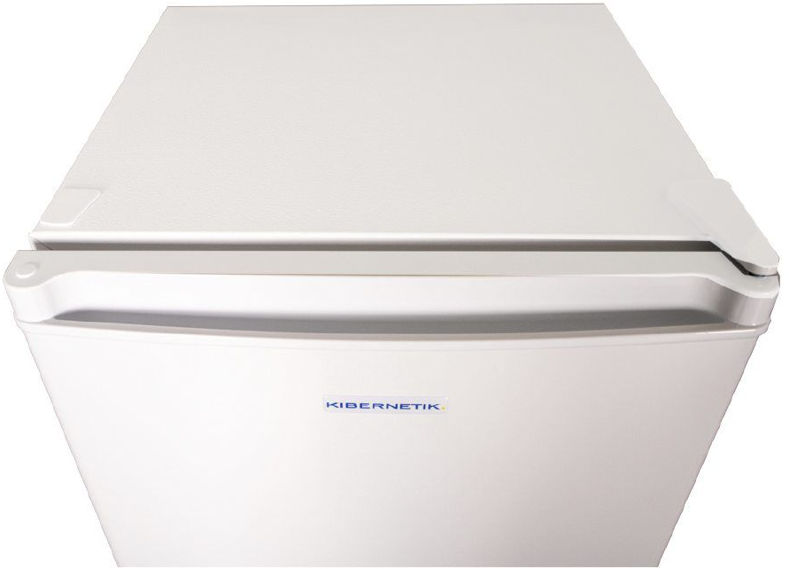 Un réfrigérateur blanc avec un logo bleu.
