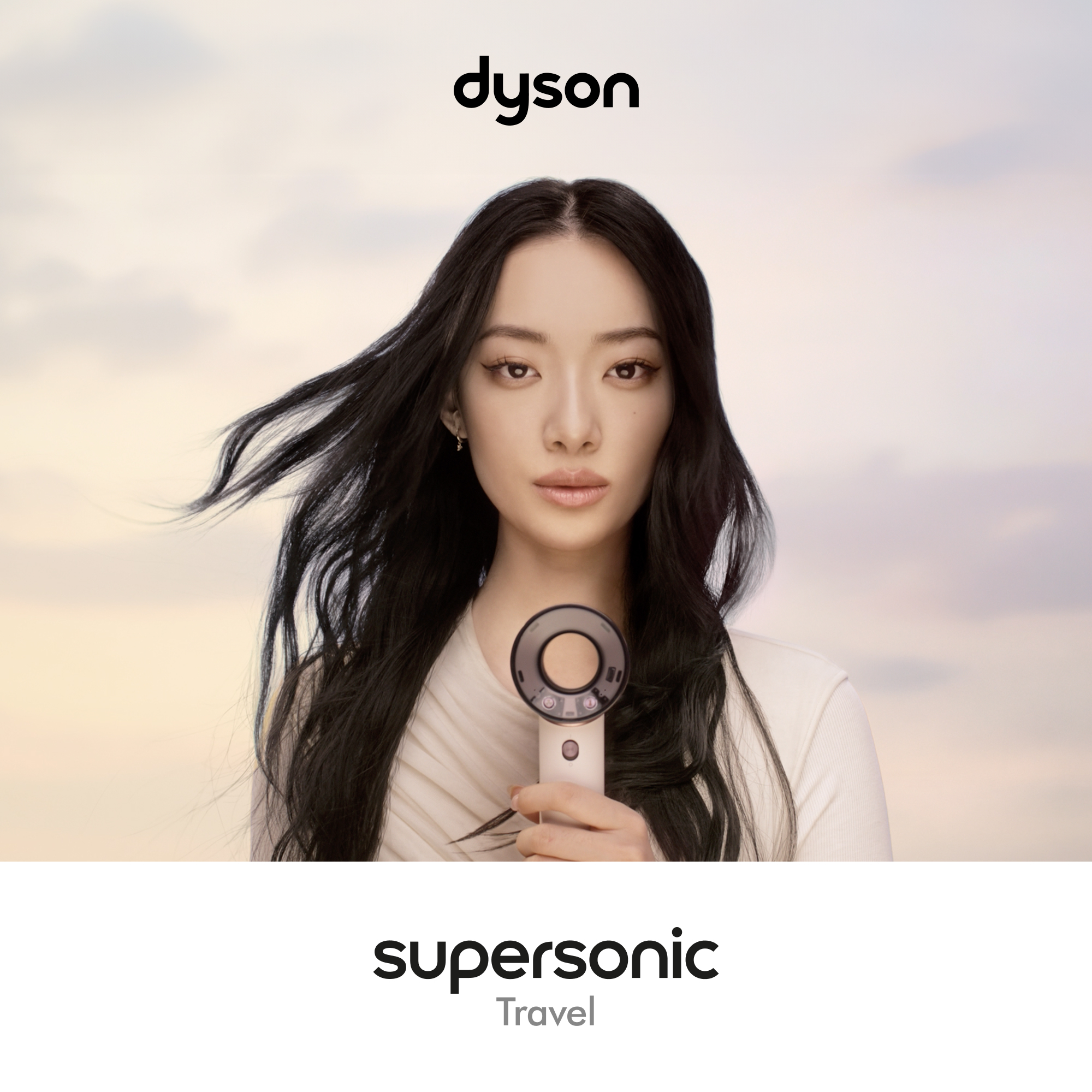 Dyson Logo über Frau mit schwarzem Haar, die einen Haartrockner hält.