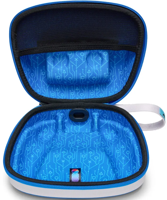 Ein blaues Hardcase mit PlayStation-Symbolen und Schaltkreismuster, geöffnet.