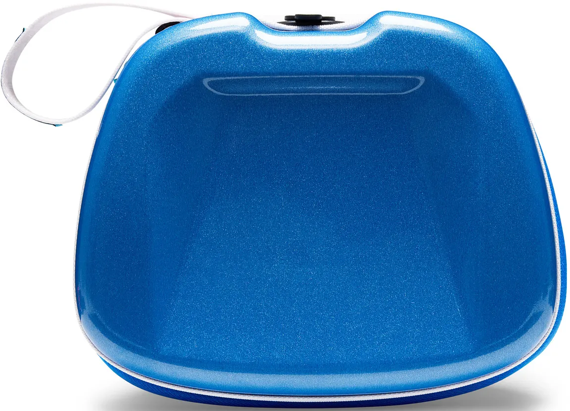 Ein glänzendes, blaues Etui mit einem weißen Riemen und einem Griff oben.