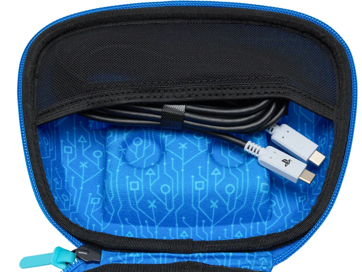 Ein blaues Etui mit schwarzen Kabeln und weißen Anschlüssen, innen mit PlayStation-Symbolen gemustert.