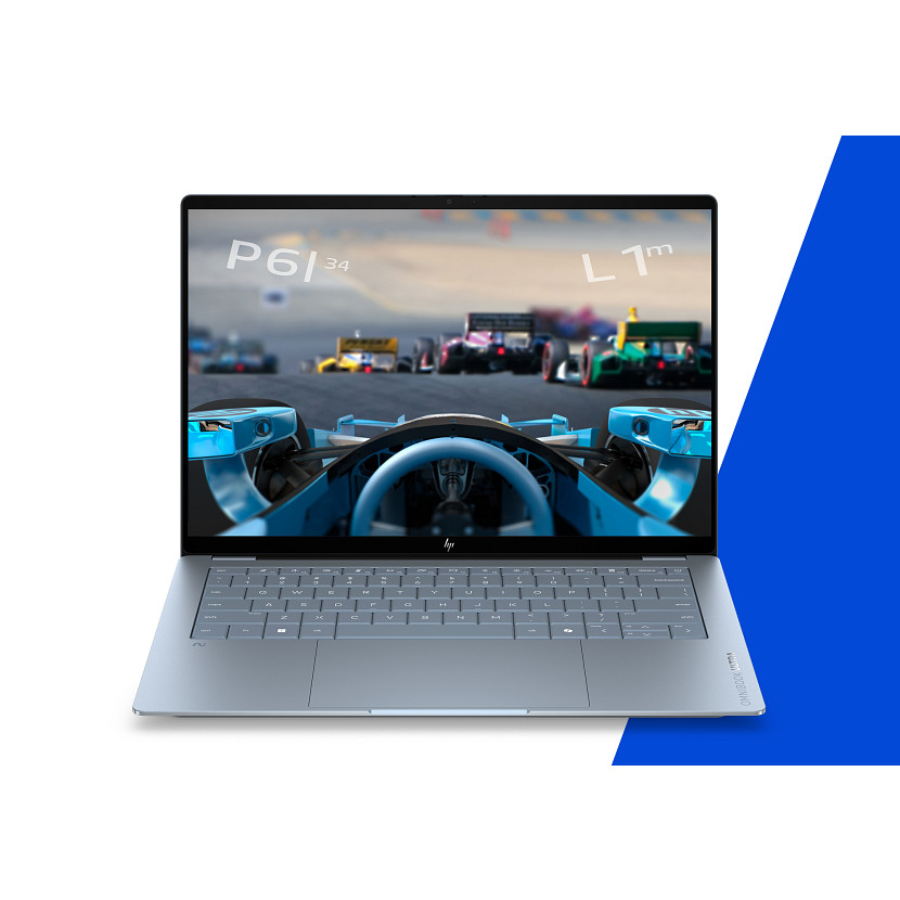 Ein Laptop zeigt ein Autorennen aus der Fahrerperspektive. Hellblaues Cockpit, Rennwagen fahren.