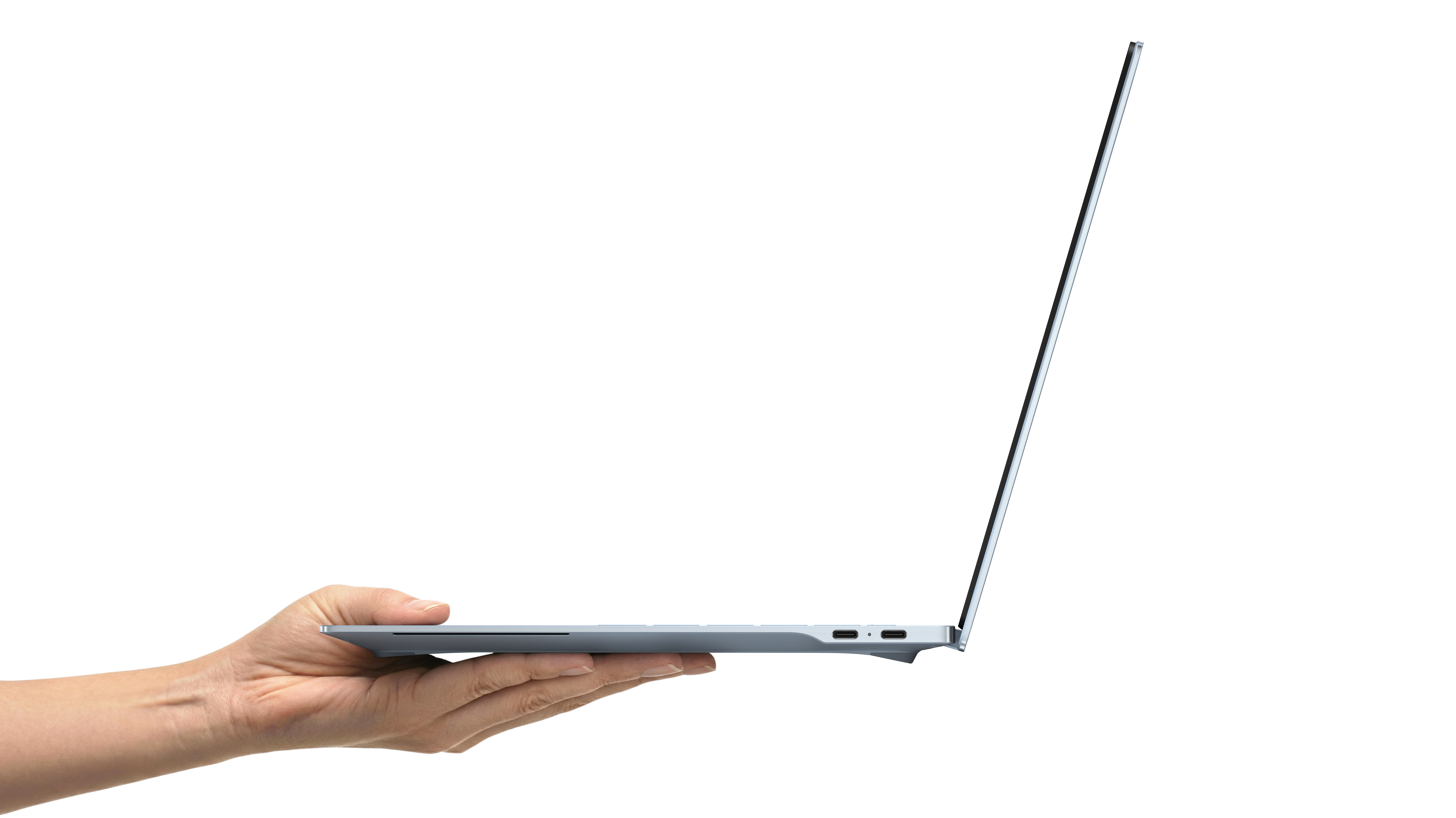 Eine Hand hält einen schlanken, grauen Laptop mit geöffnetem Bildschirm.