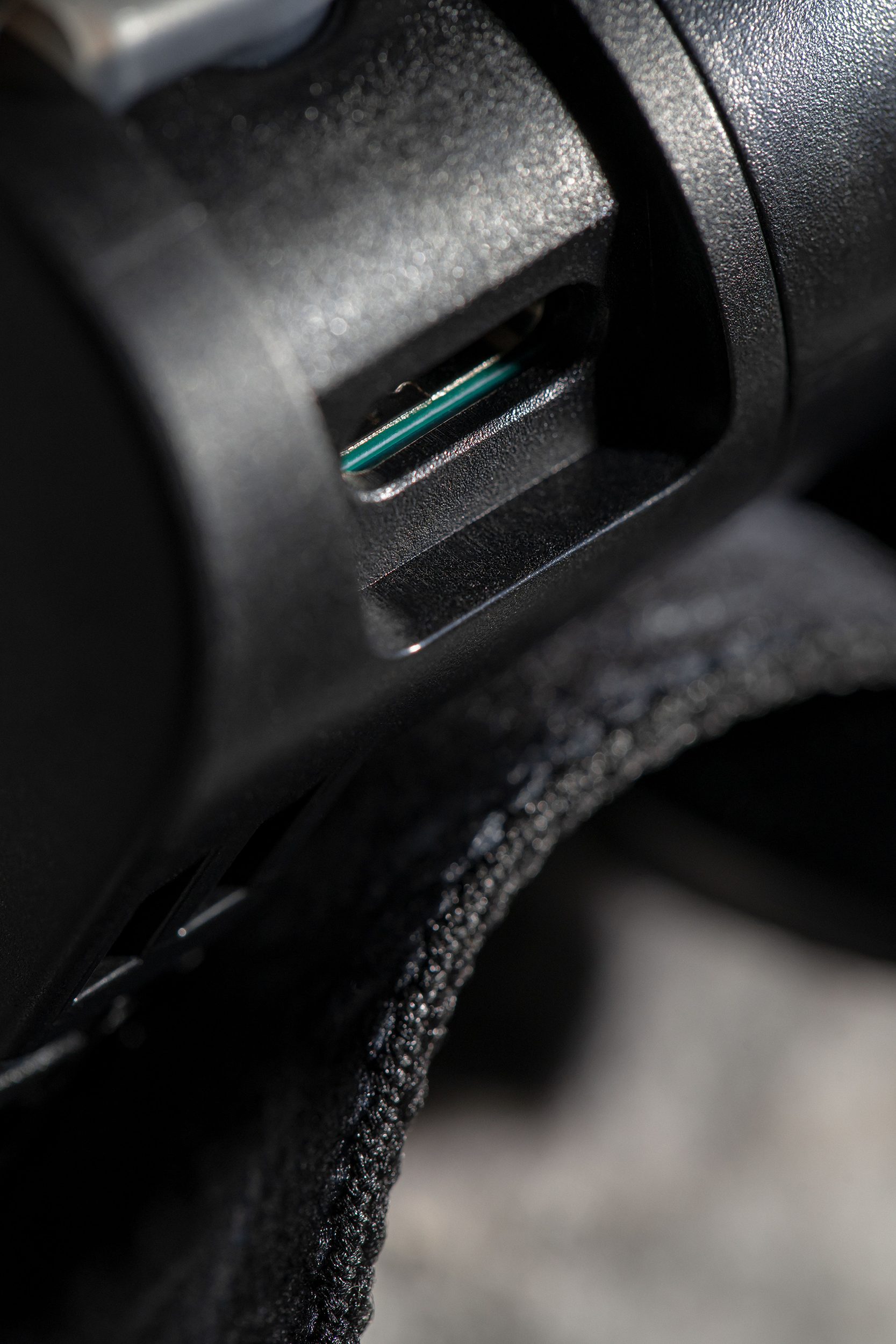 Fekete USB-port közeli képe, zöld érintkezőkkel.