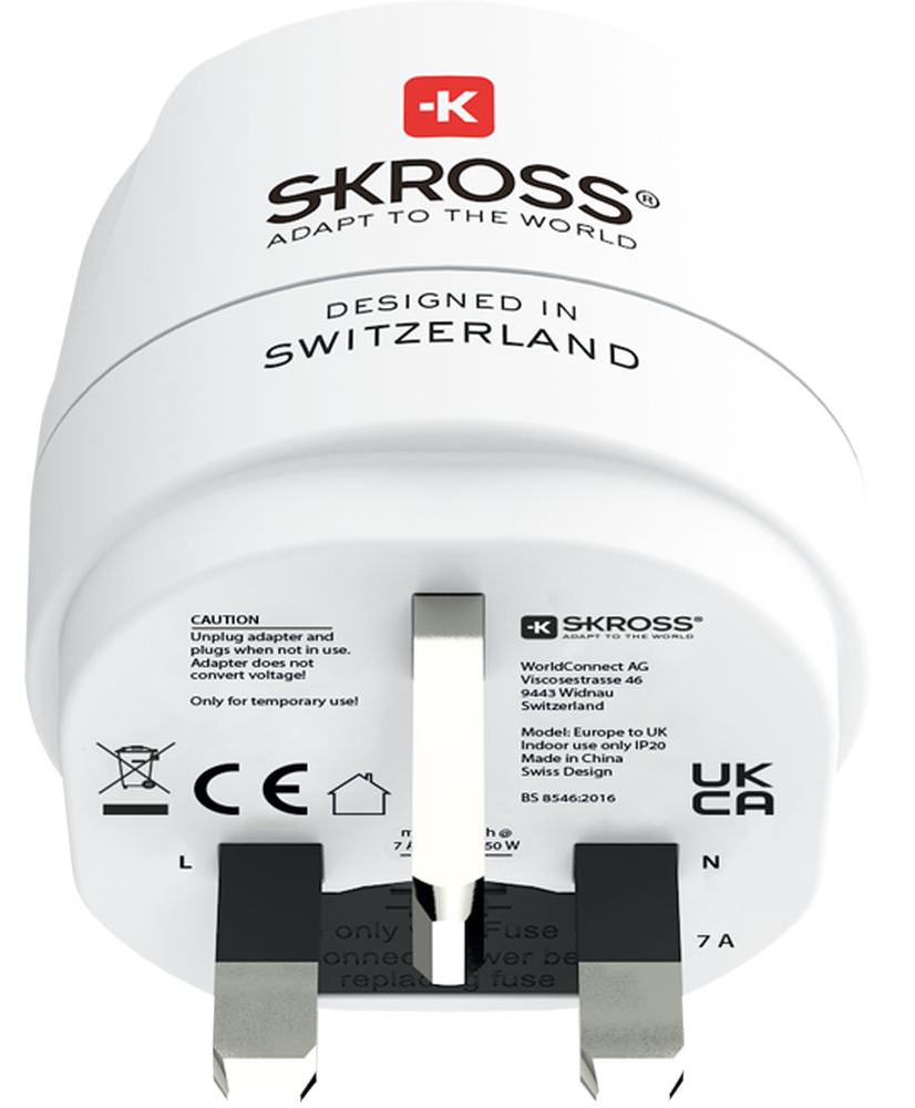 Egy fehér Skross utazóadapter UK dugóval és CE jelzéssel.