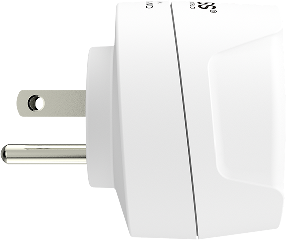 Fehér utazási adapter két fém tüskével, az egyik tüskén lyuk van.