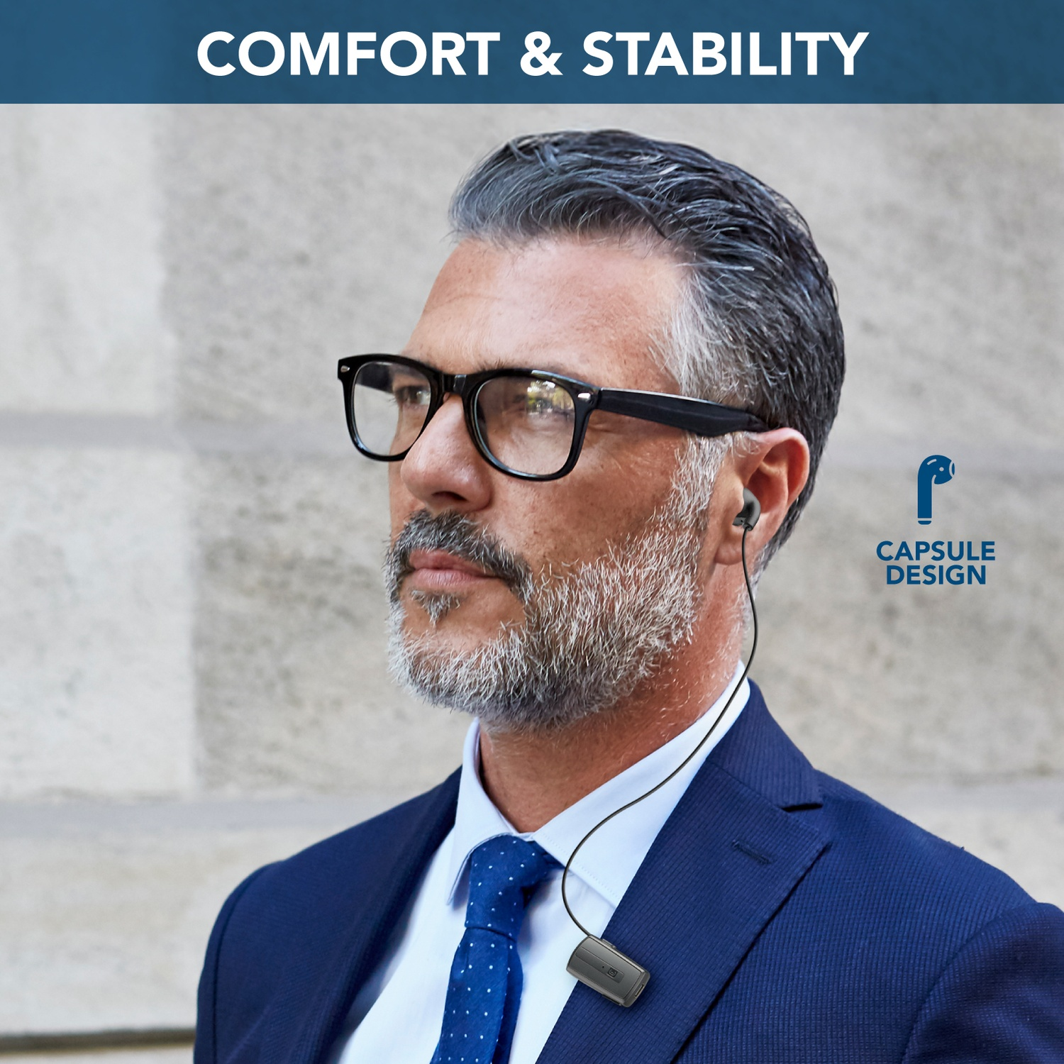 Uomo in abito blu, occhiali e auricolari. Testo: COMFORT & STABILITY.