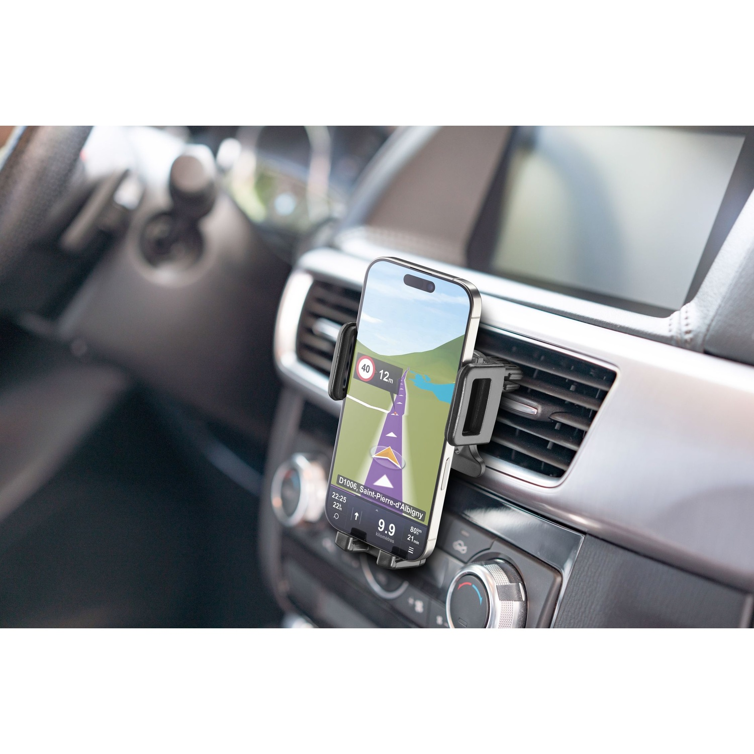 Uno smartphone con un'app di navigazione è montato su un supporto per auto.