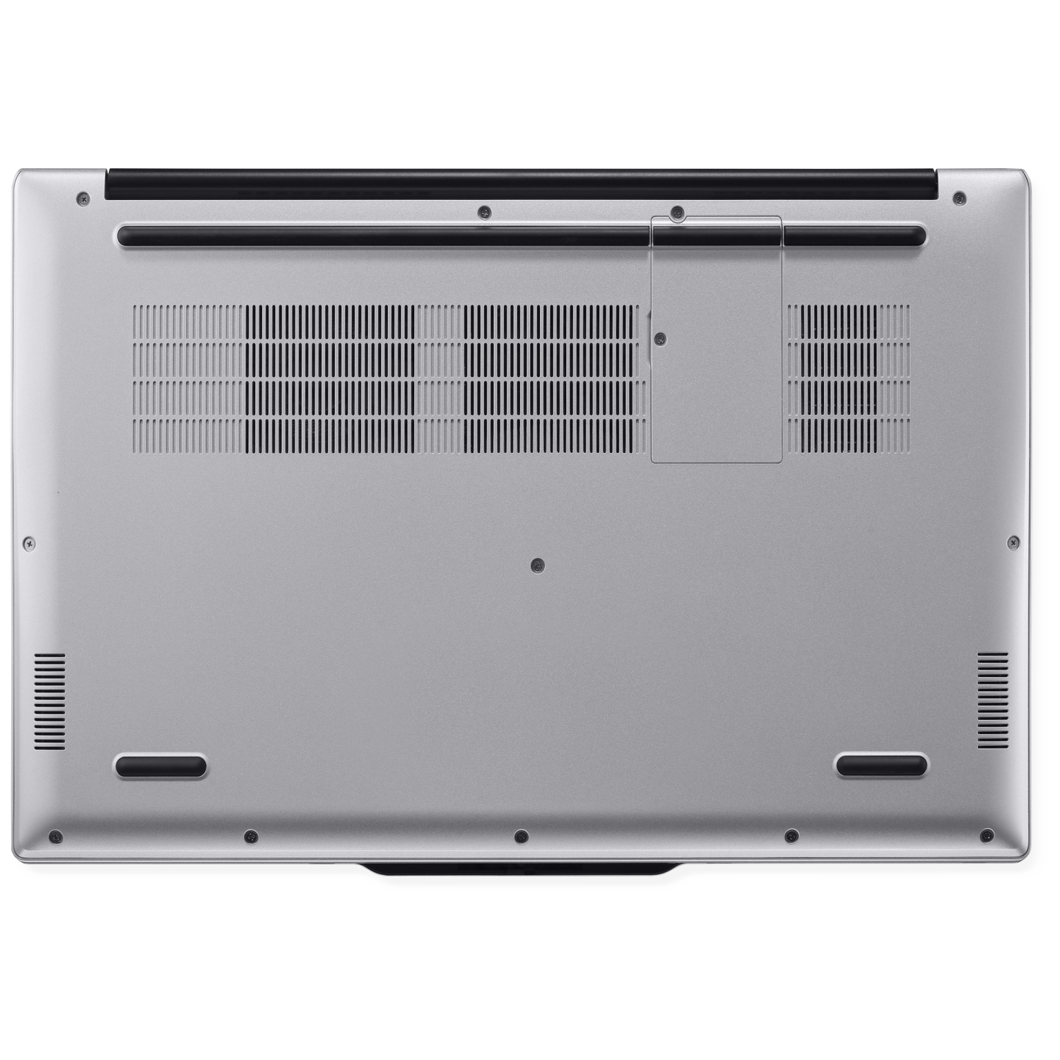 Onderkant van een zilveren laptop met ventilatieopeningen en rubberen voetjes.