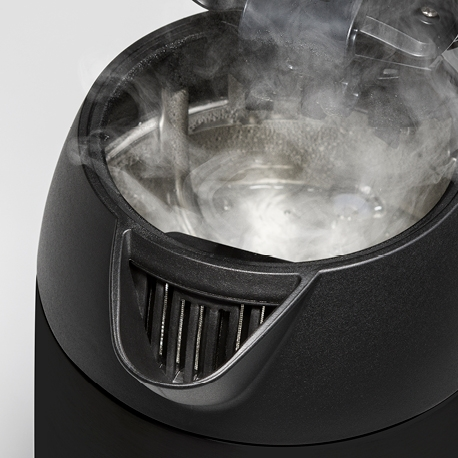 Wrząca woda paruje w czajniku.