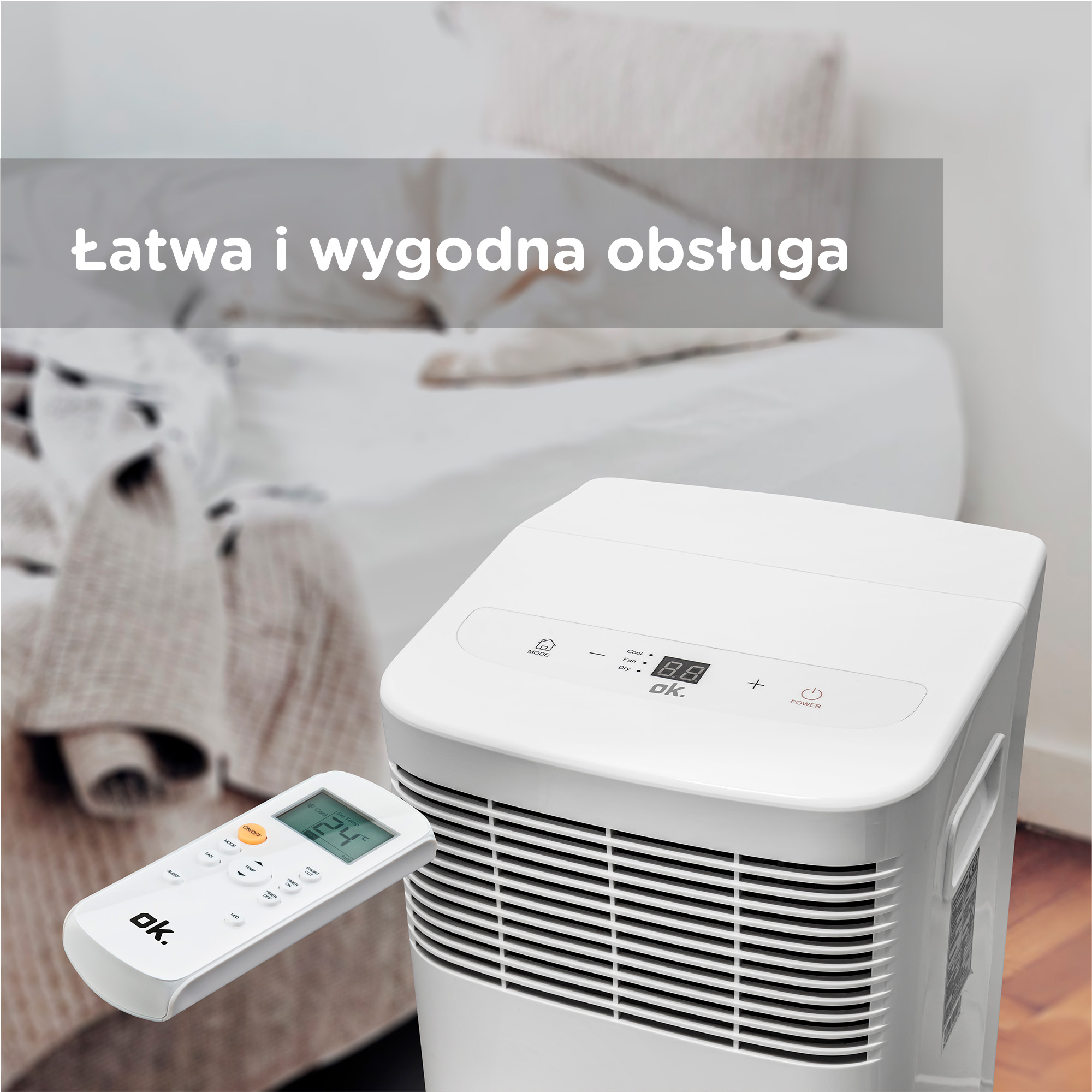 Biały osuszacz powietrza z pilotem w pokoju.