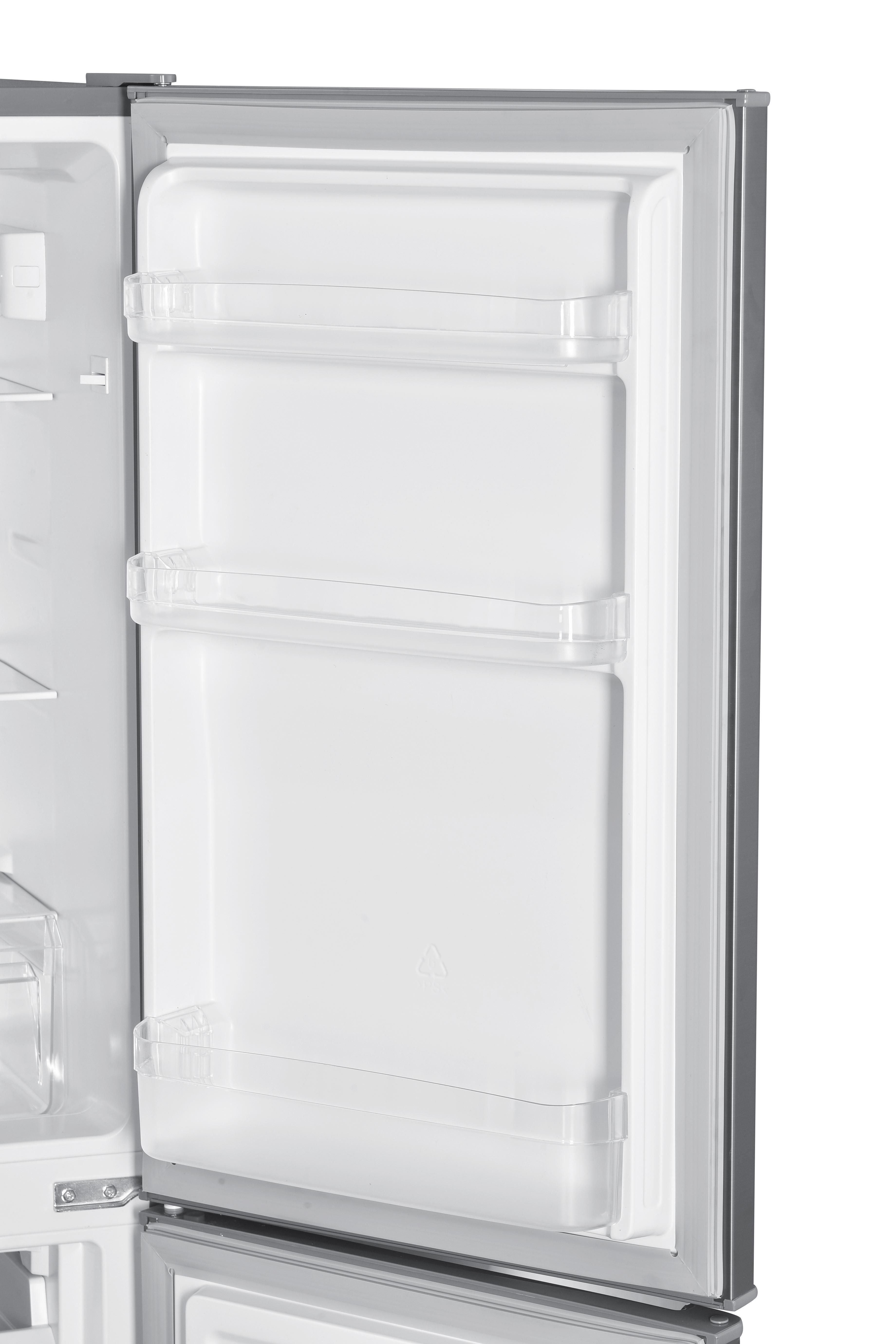 Puste białe drzwi lodówki z przezroczystymi półkami i srebrnym wykończeniem.