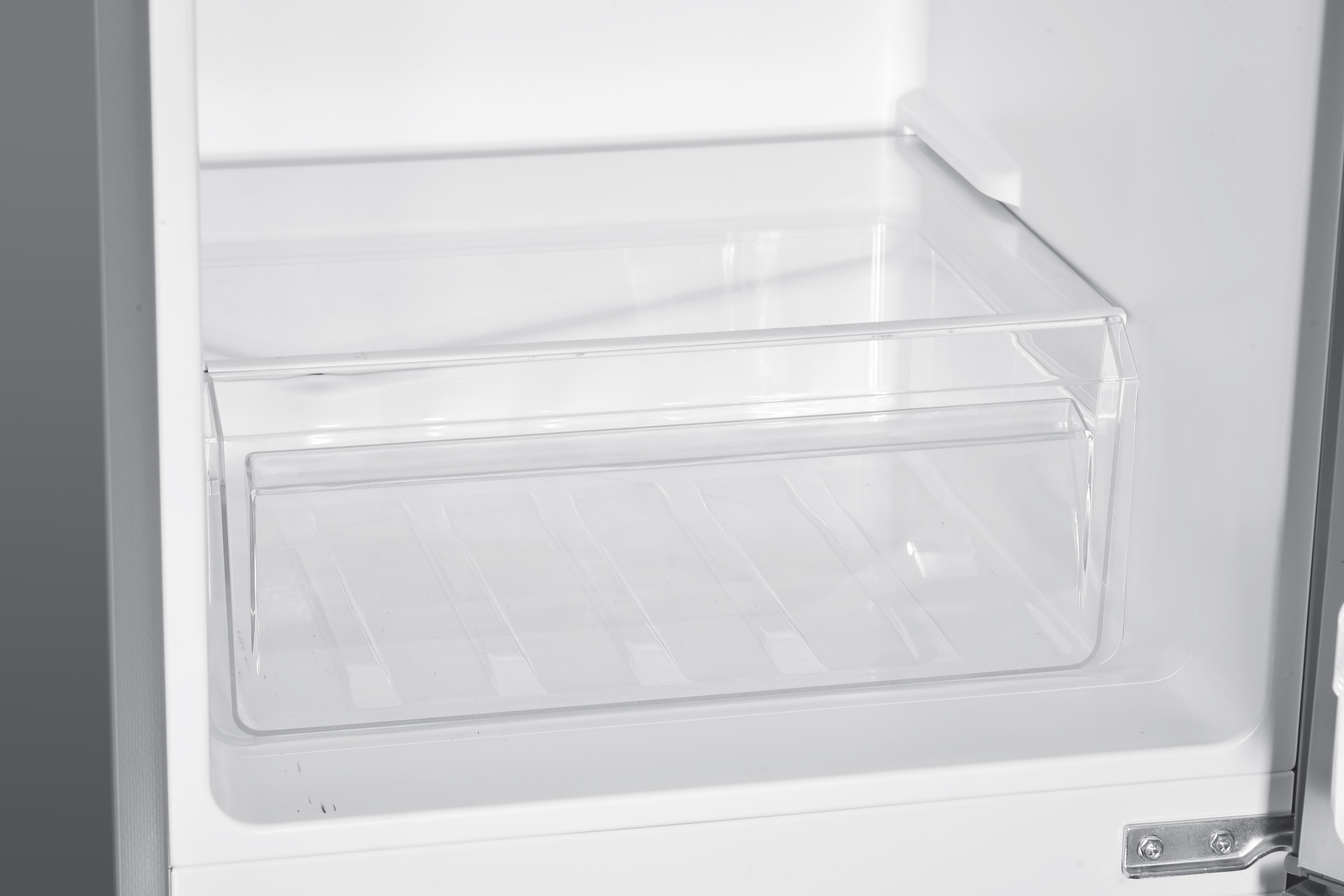 Pusta, przezroczysta szuflada lodówki z żebrowanym dnem.