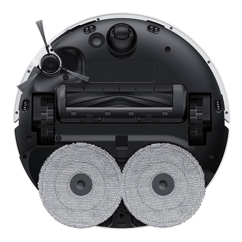 Kerek porszívó robot alsó része, kefékkel, kerekekkel és felmosó párnákkal.