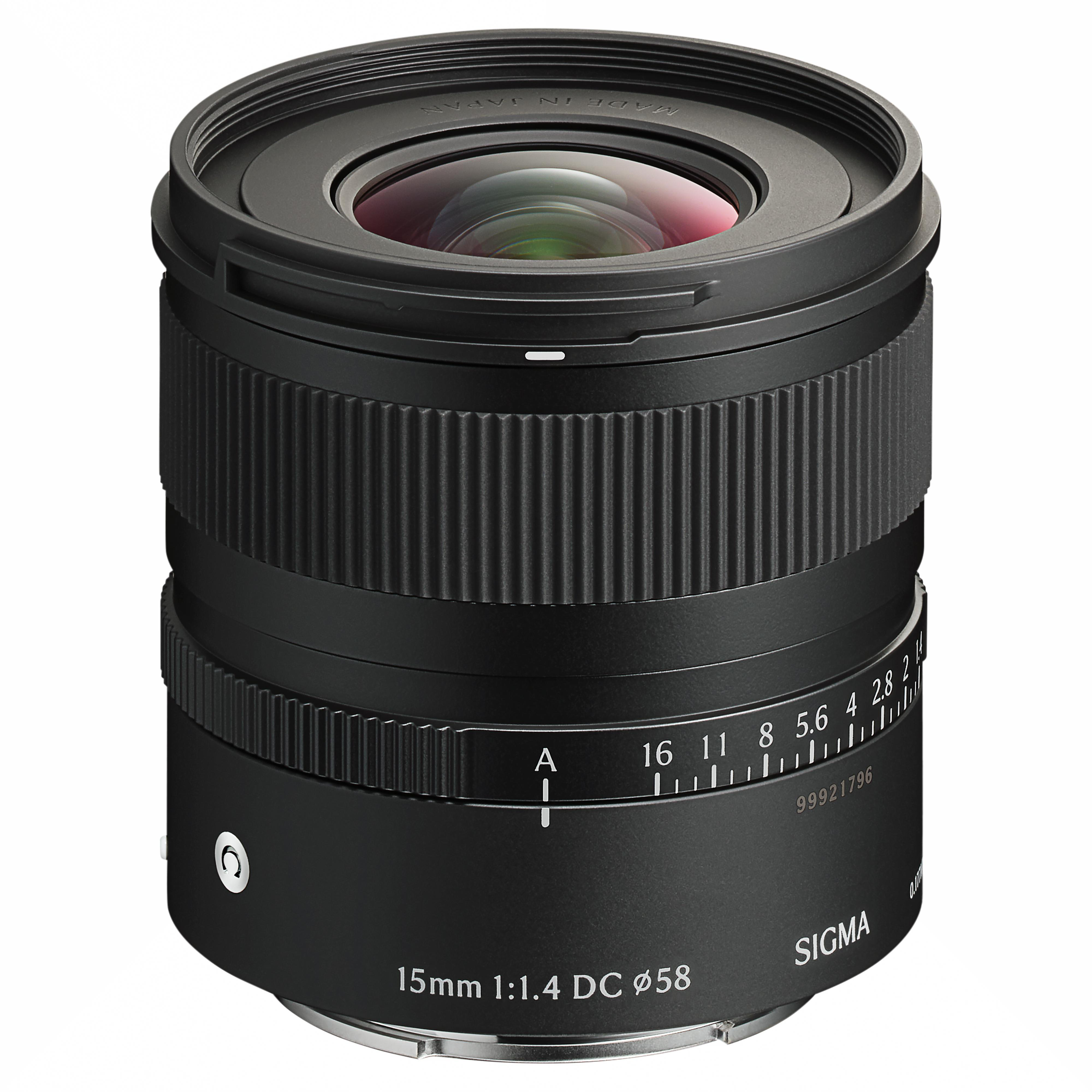 Ein schwarzes Sigma 15mm 1:1.4 DC Objektiv mit silberner Beschriftung.