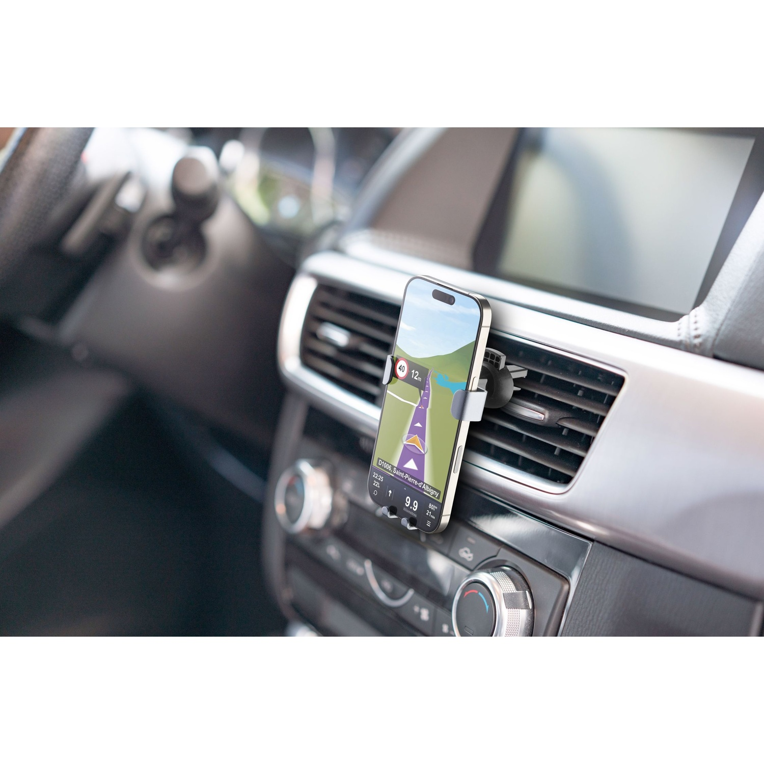 App di navigazione su smartphone agganciata a una bocchetta dell'aria dell'auto.
