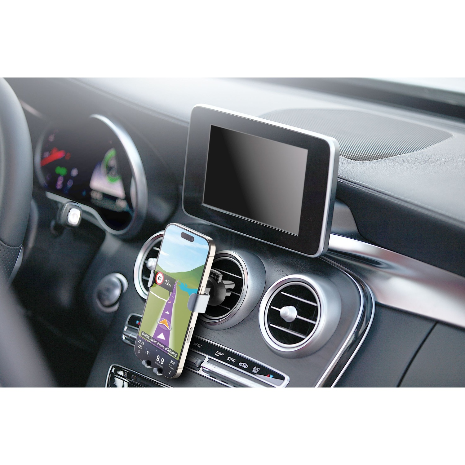 App di navigazione per smartphone su un cruscotto d'auto con bocchette d'aria.