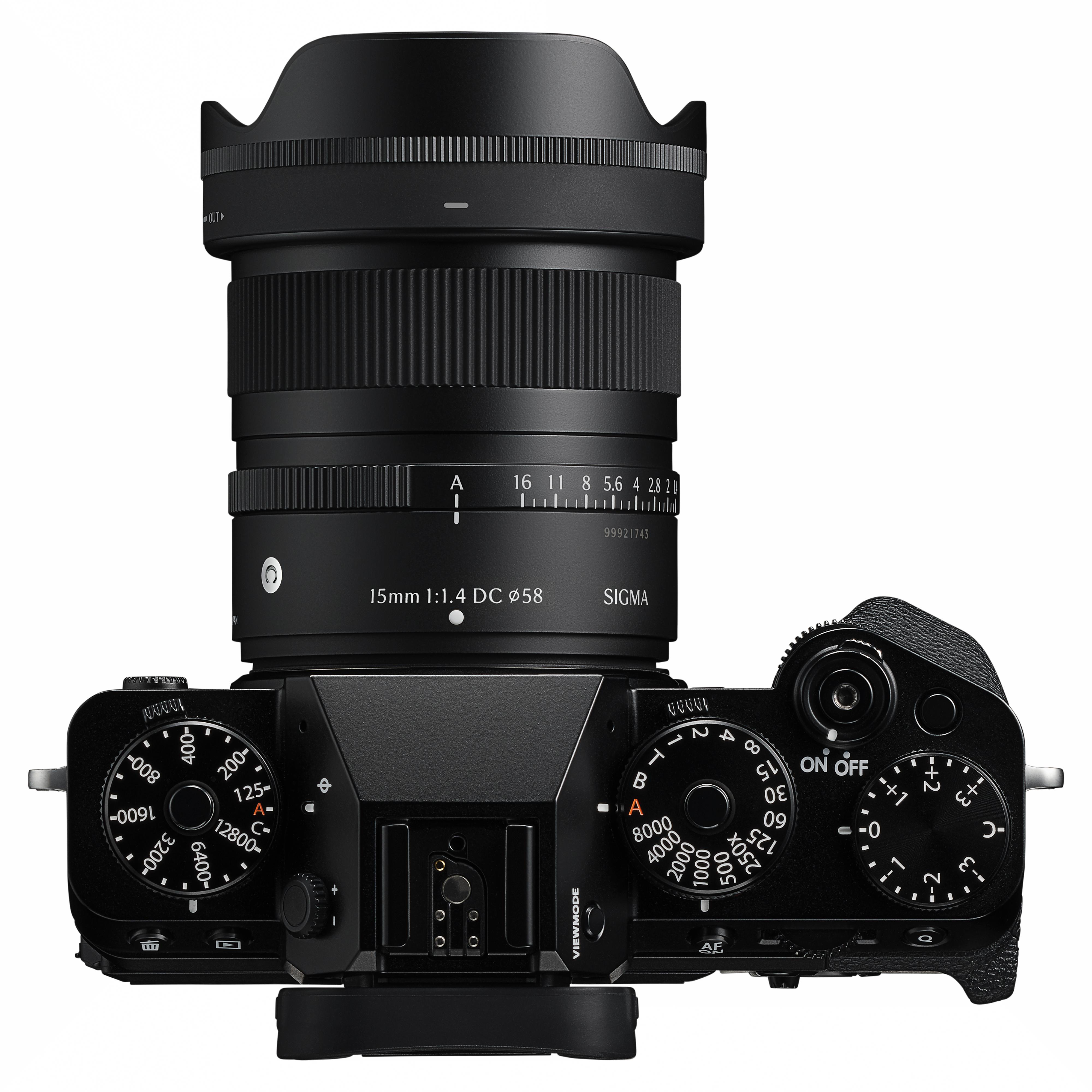 Draufsicht einer schwarzen Sigma 15mm 1:1,4 DC-Objektivs auf einer Kamera.