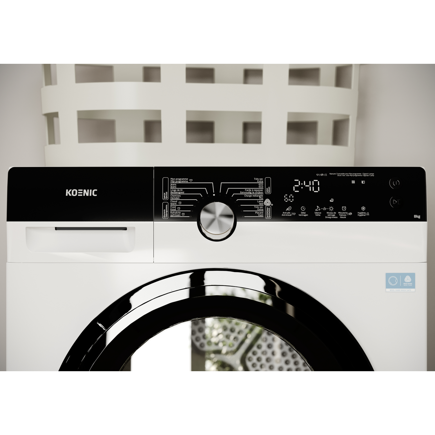 Witte wasmachine met zwart bedieningspaneel en deur. Display 2:40.