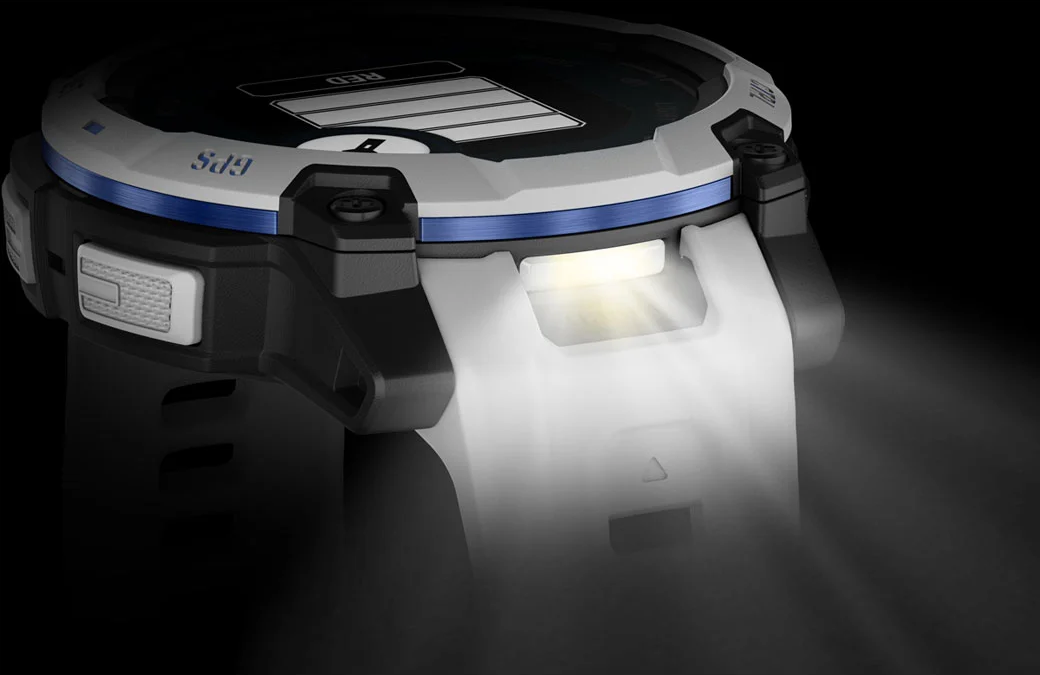 Gros plan d'une montre connectée avec bracelet blanc et lumière LED allumée.