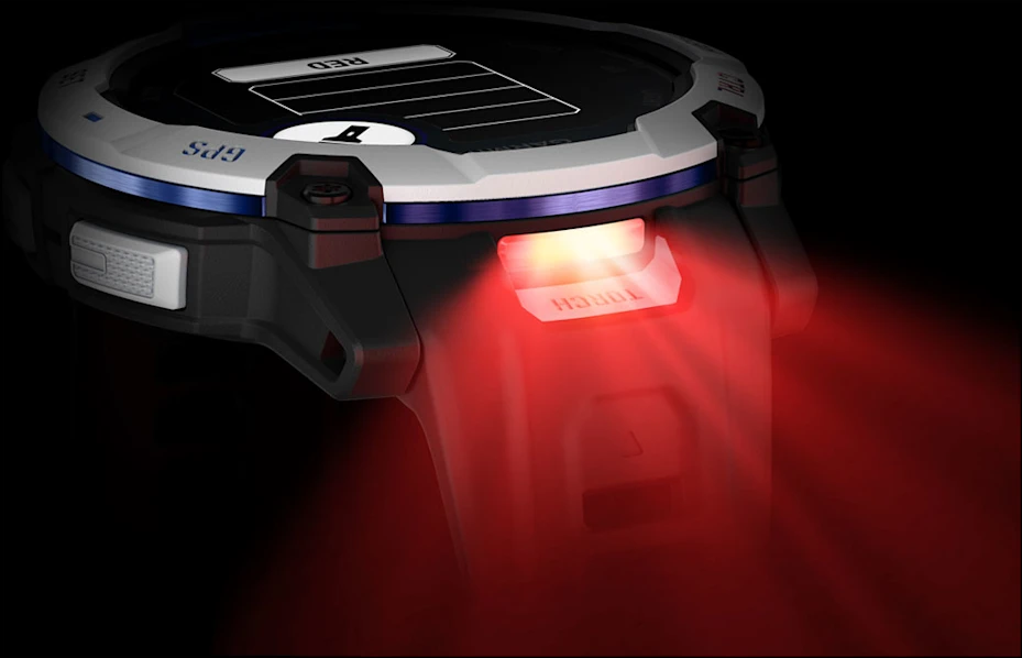 Un orologio tattico con un raggio di luce rossa dall'unità torcia.