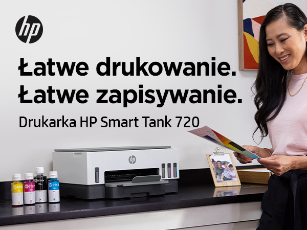 Drukarka HP Smart Tank 720 stoi na biurku. Obok stoją butelki z tuszem.