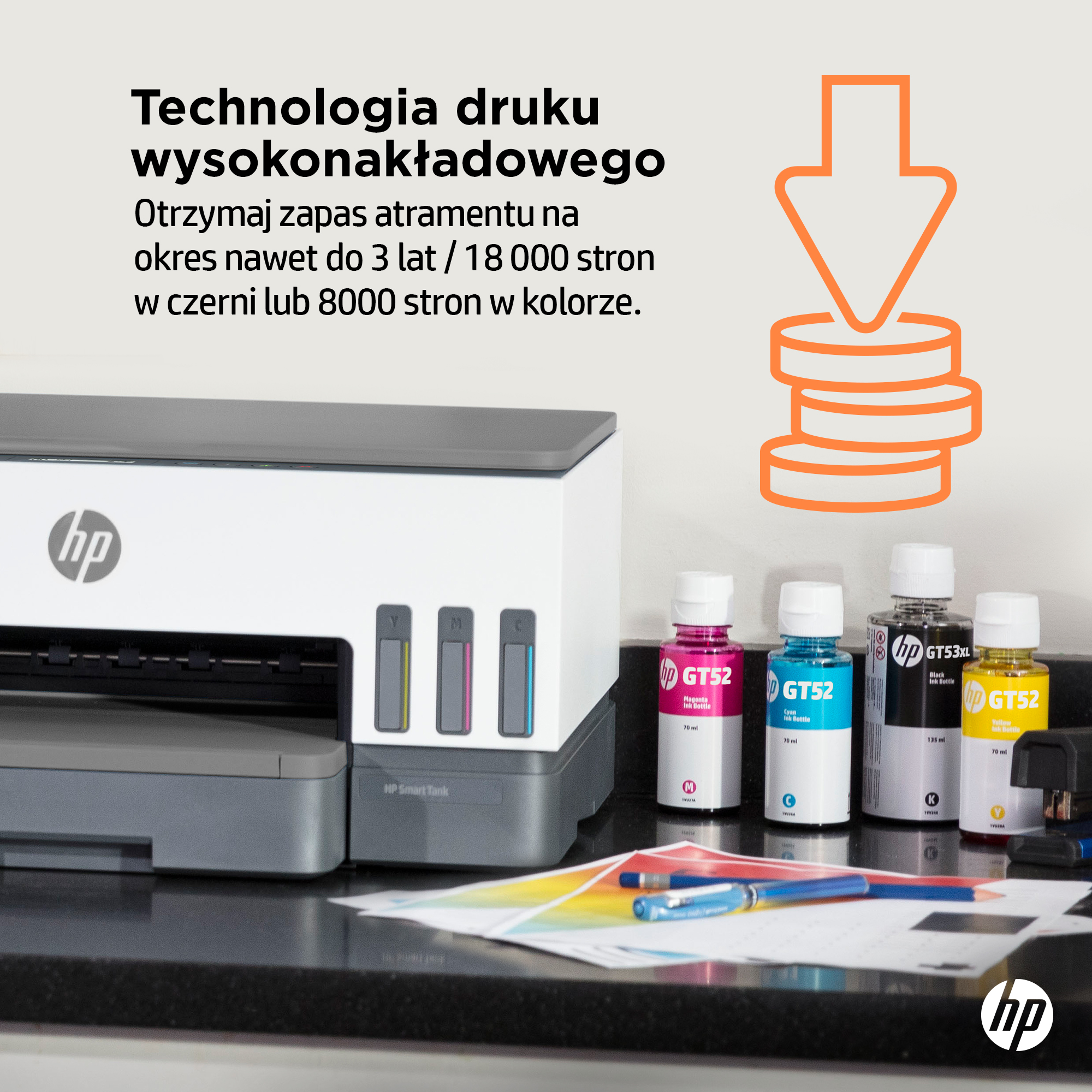 Drukarka HP z butelkami tuszu w kolorach magenta, cyjan, czarny i żółty.