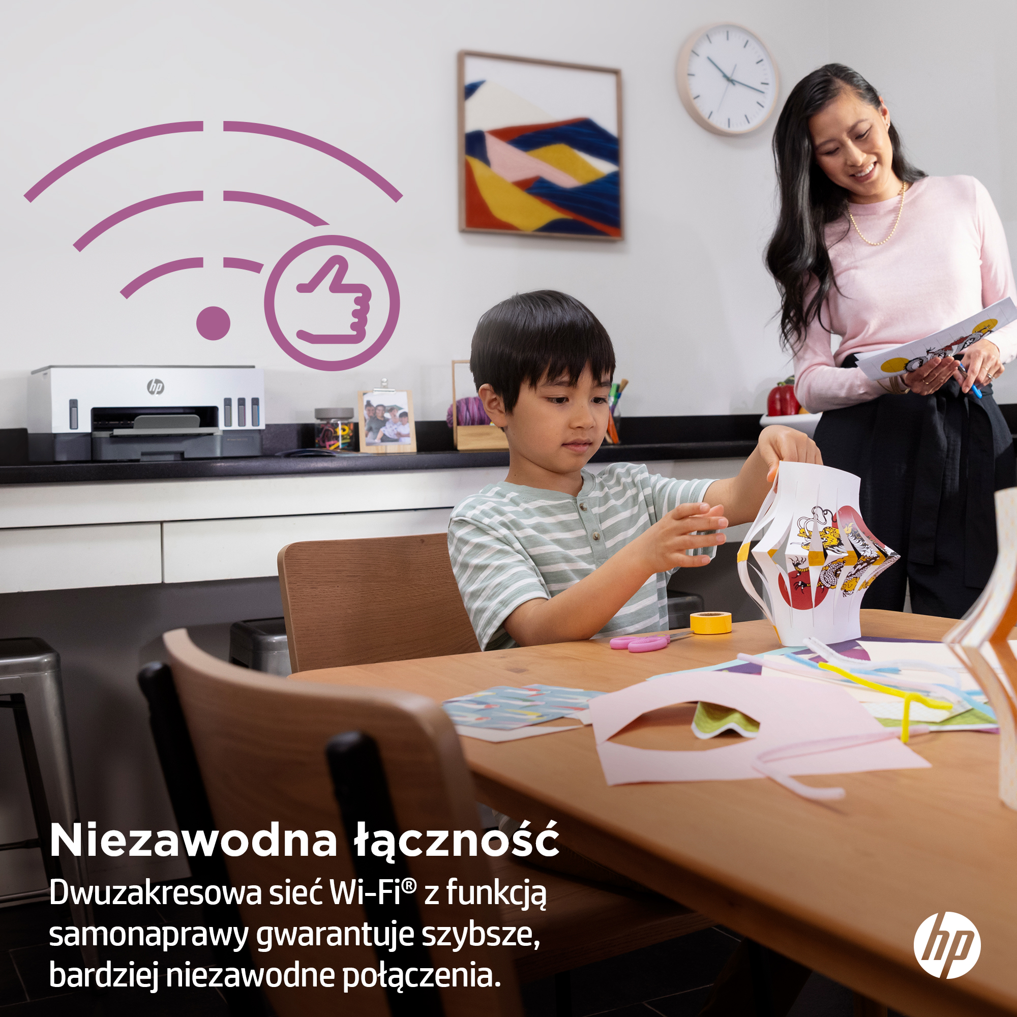 Chłopiec majsterkuje, kobieta trzyma papier. Drukarka HP w tle.