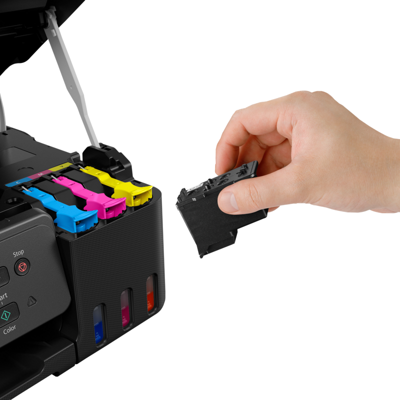 Dłoń wkłada czarny wkład do drukarki z niebieskimi, różowymi i żółtymi wkładami.