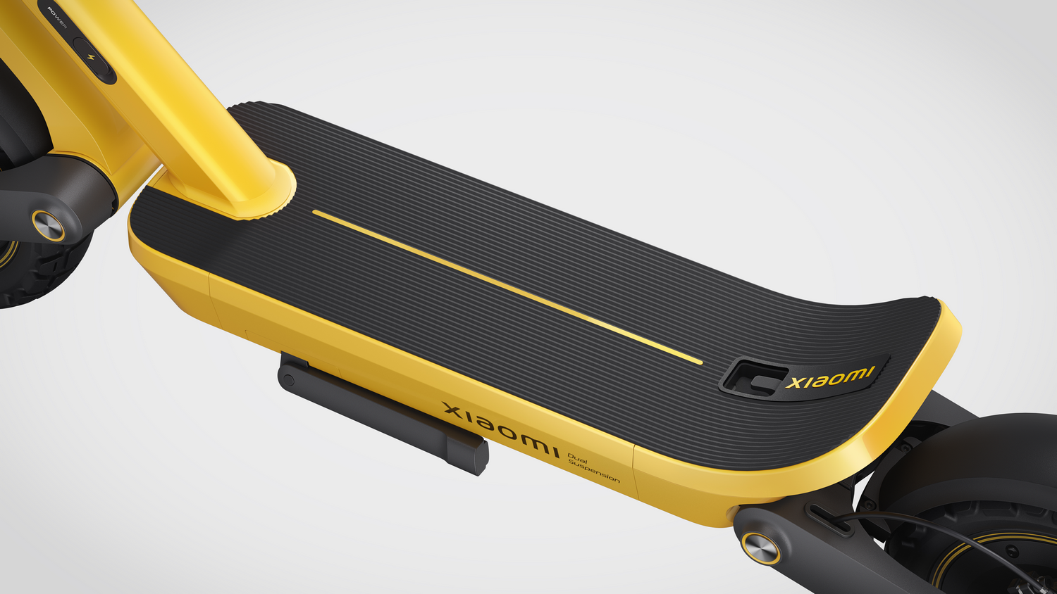 Un patinete eléctrico Xiaomi amarillo con plataforma negra y puerto de carga.