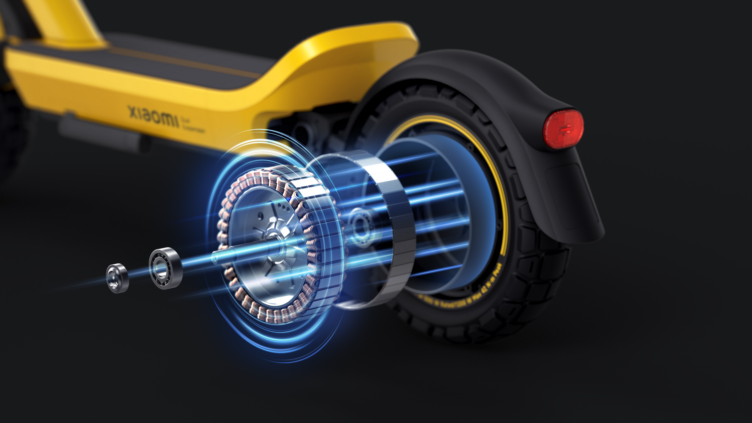 Primer plano de un patinete eléctrico amarillo mostrando su motor y rodamientos.
