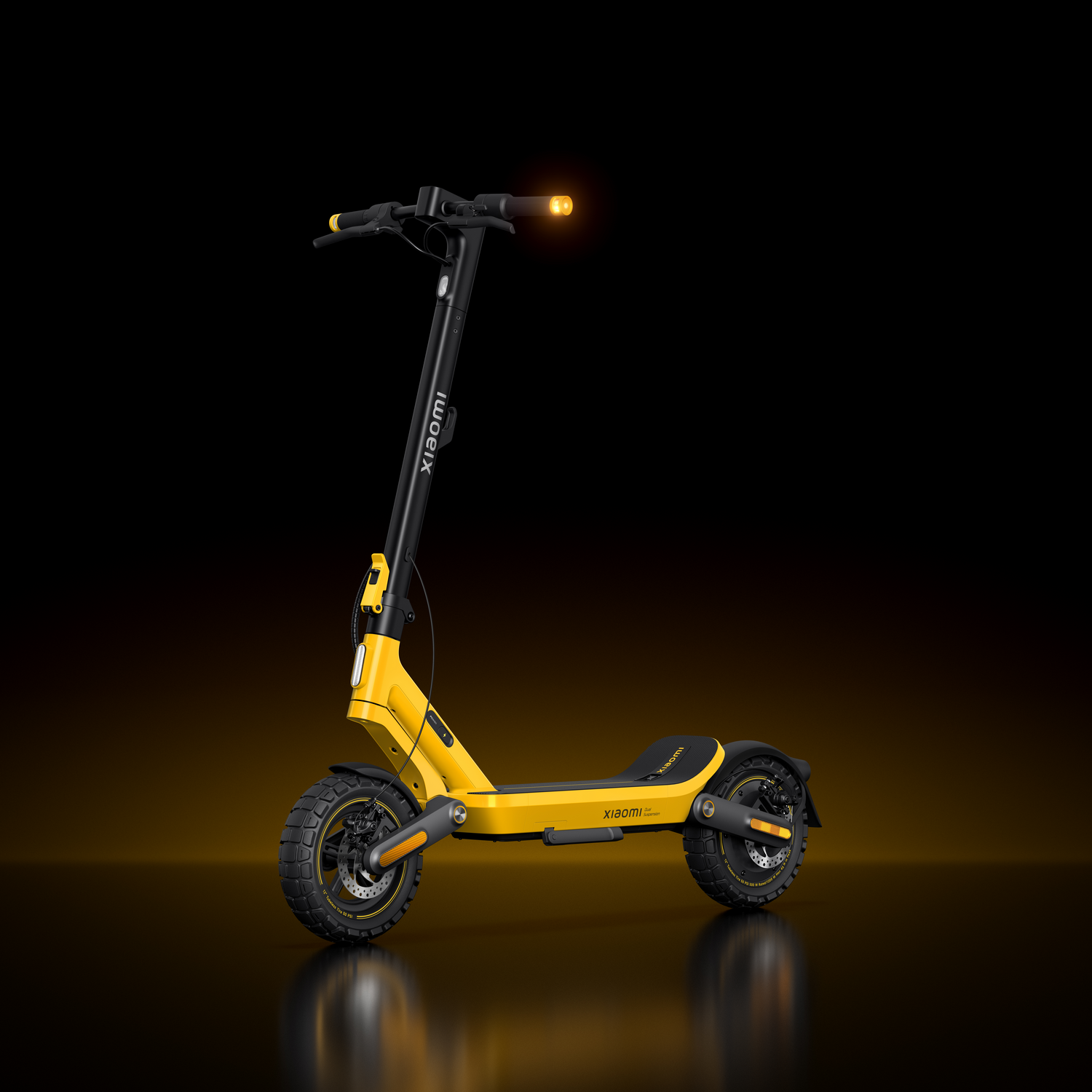 Un patinete eléctrico Xiaomi amarillo con detalles en negro se exhibe sobre fondo negro.