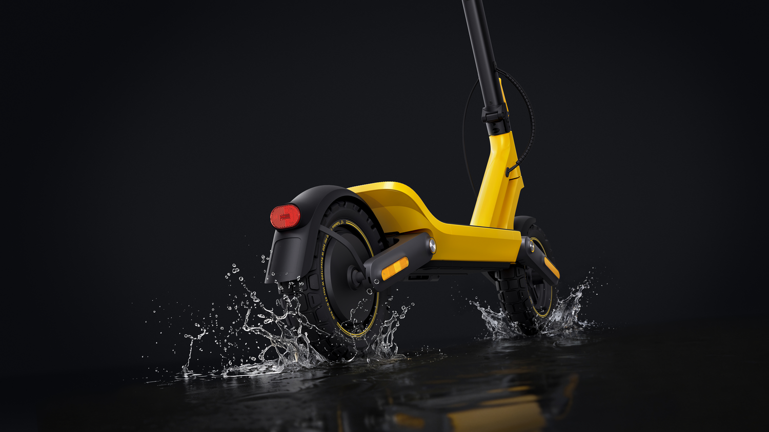 Un patinete eléctrico amarillo atraviesa agua, salpicando alrededor de las ruedas.