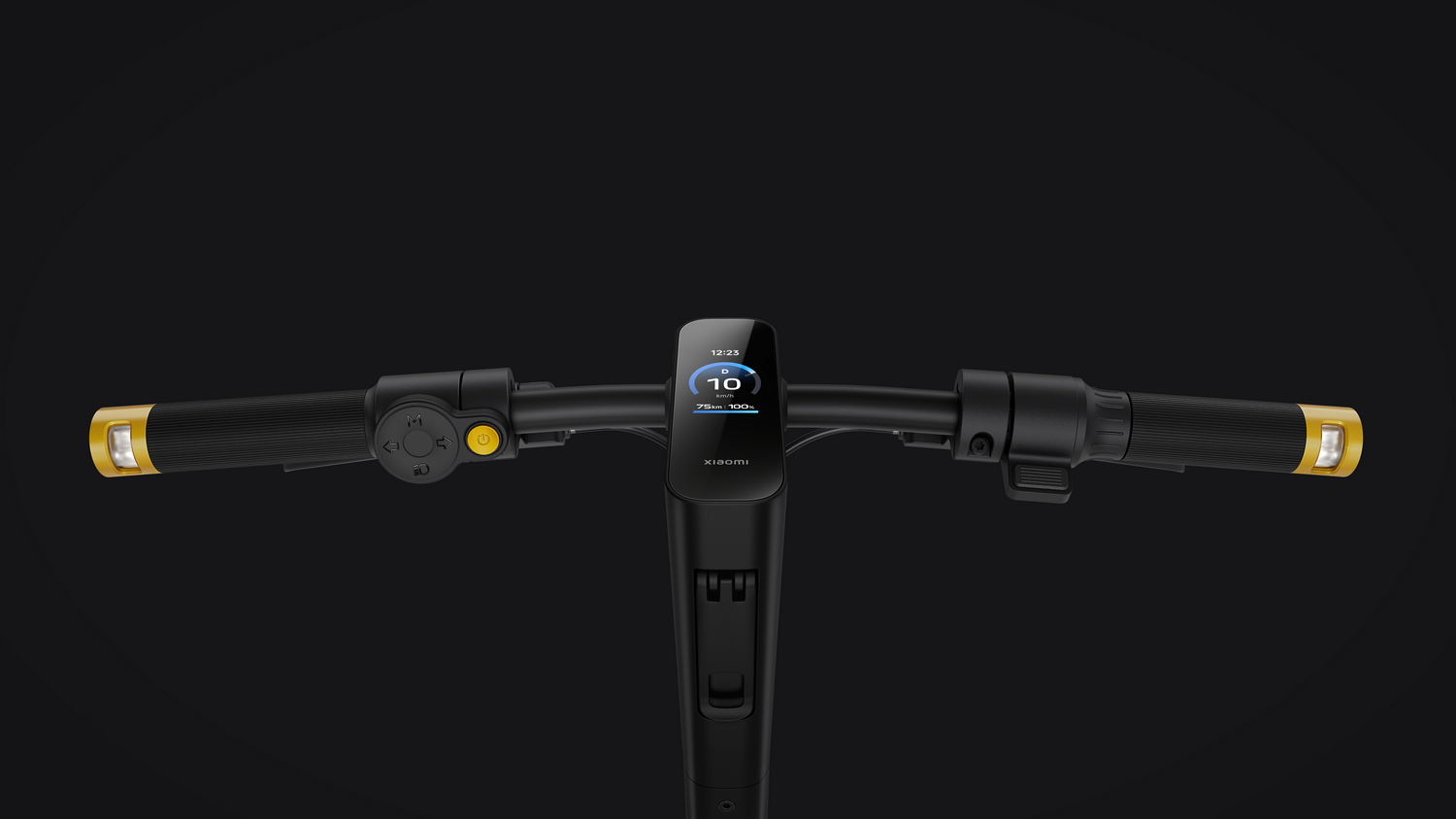Manillar de patinete eléctrico negro con pantalla, acentos amarillos y luces.