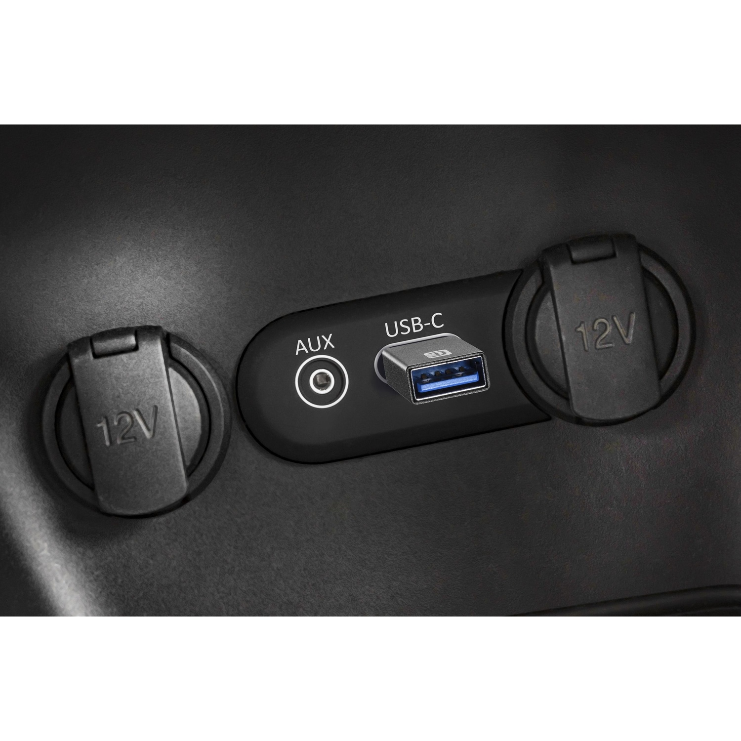 Due prese da 12V e una porta USB-C con presa AUX.