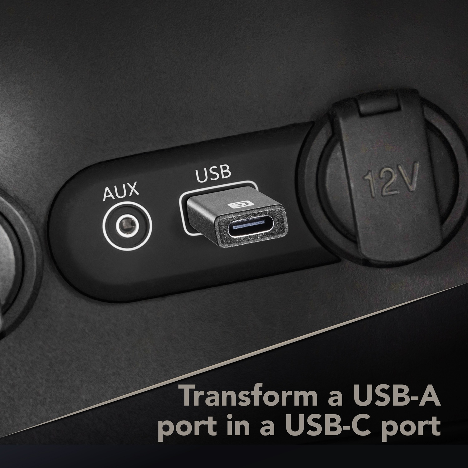 Adattatore USB-C in porte AUX, USB e 12V. Testo: Trasforma una porta USB-A in una porta USB-C.