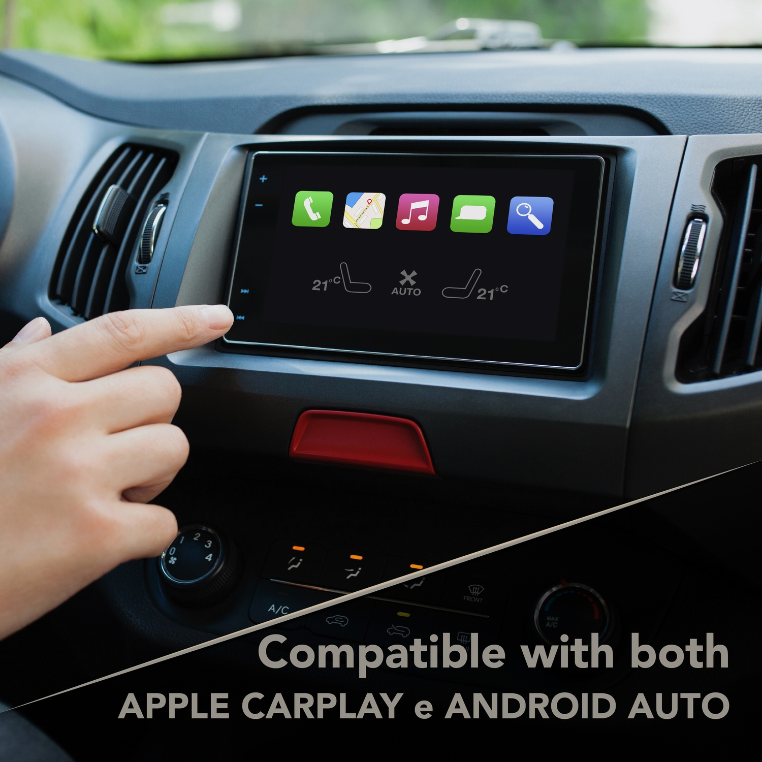 Interno auto con touchscreen che mostra Apple CarPlay. Una mano tocca lo schermo.