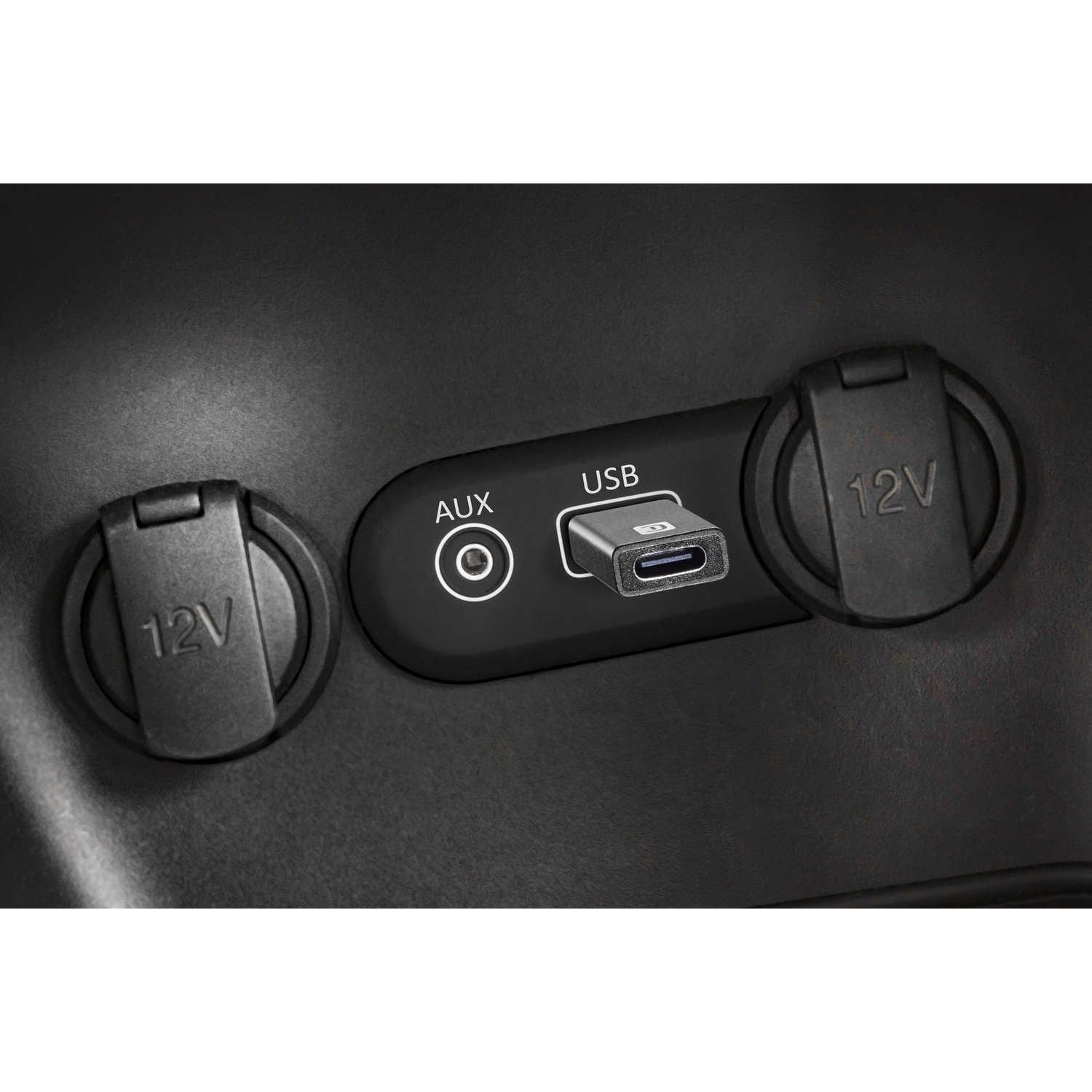 Due prese da 12V, una presa AUX e una presa USB con adattatore.