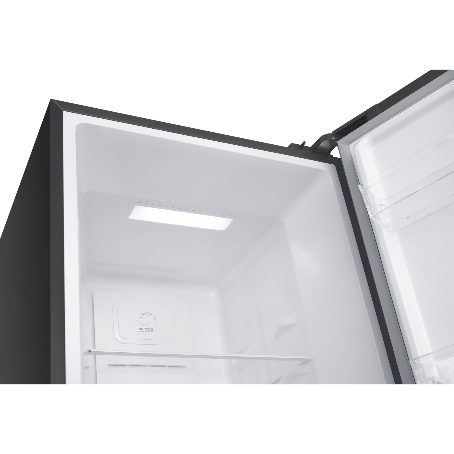 Interno di un frigorifero con luce e tecnologia No Frost.