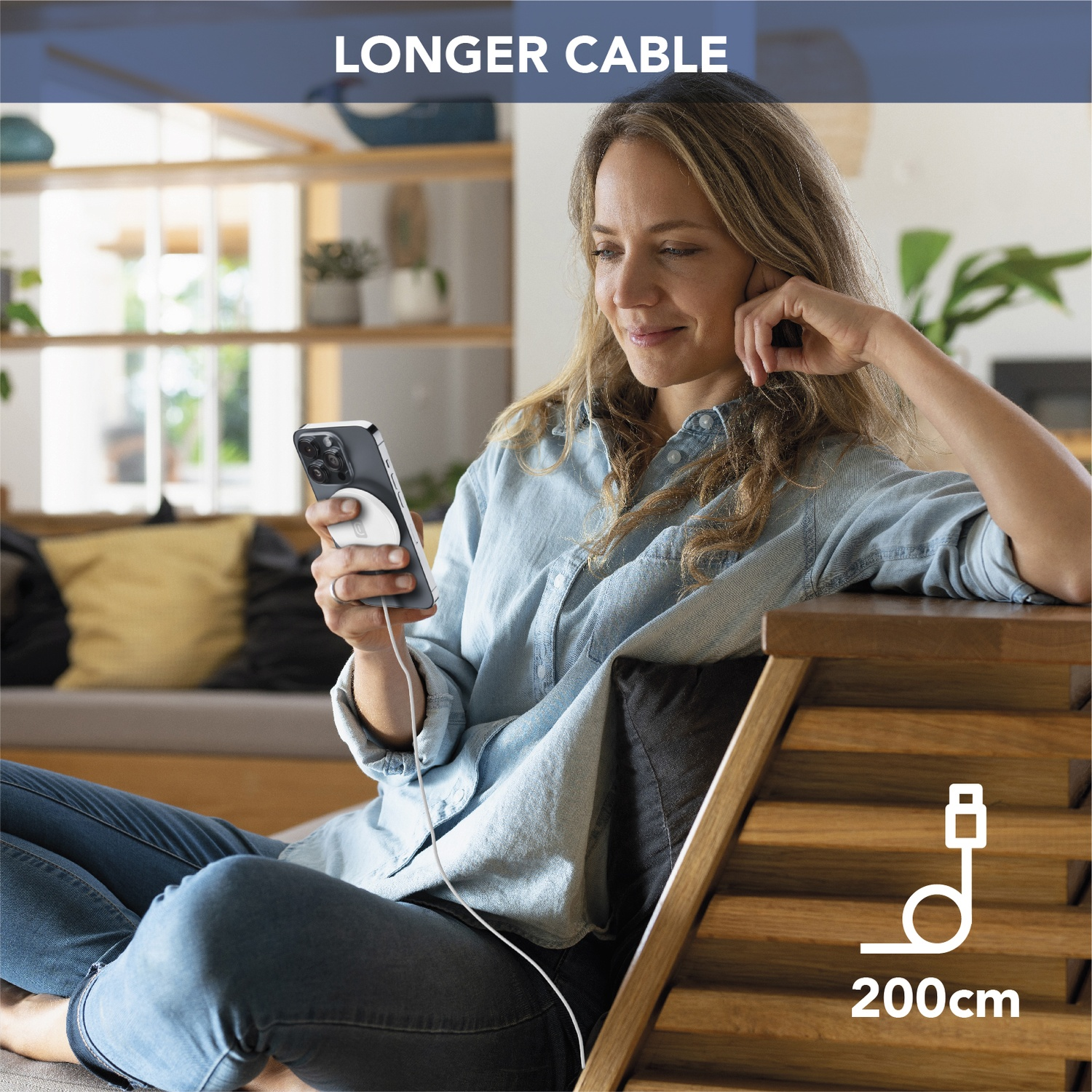 Una donna seduta usa il suo telefono collegato da un lungo cavo. 200 cm.