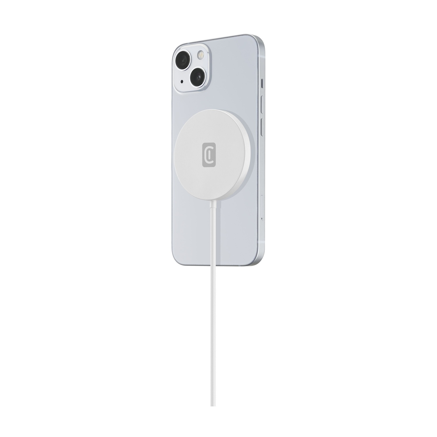 Un iPhone argentato con un caricatore magnetico bianco e rotondo sul retro.
