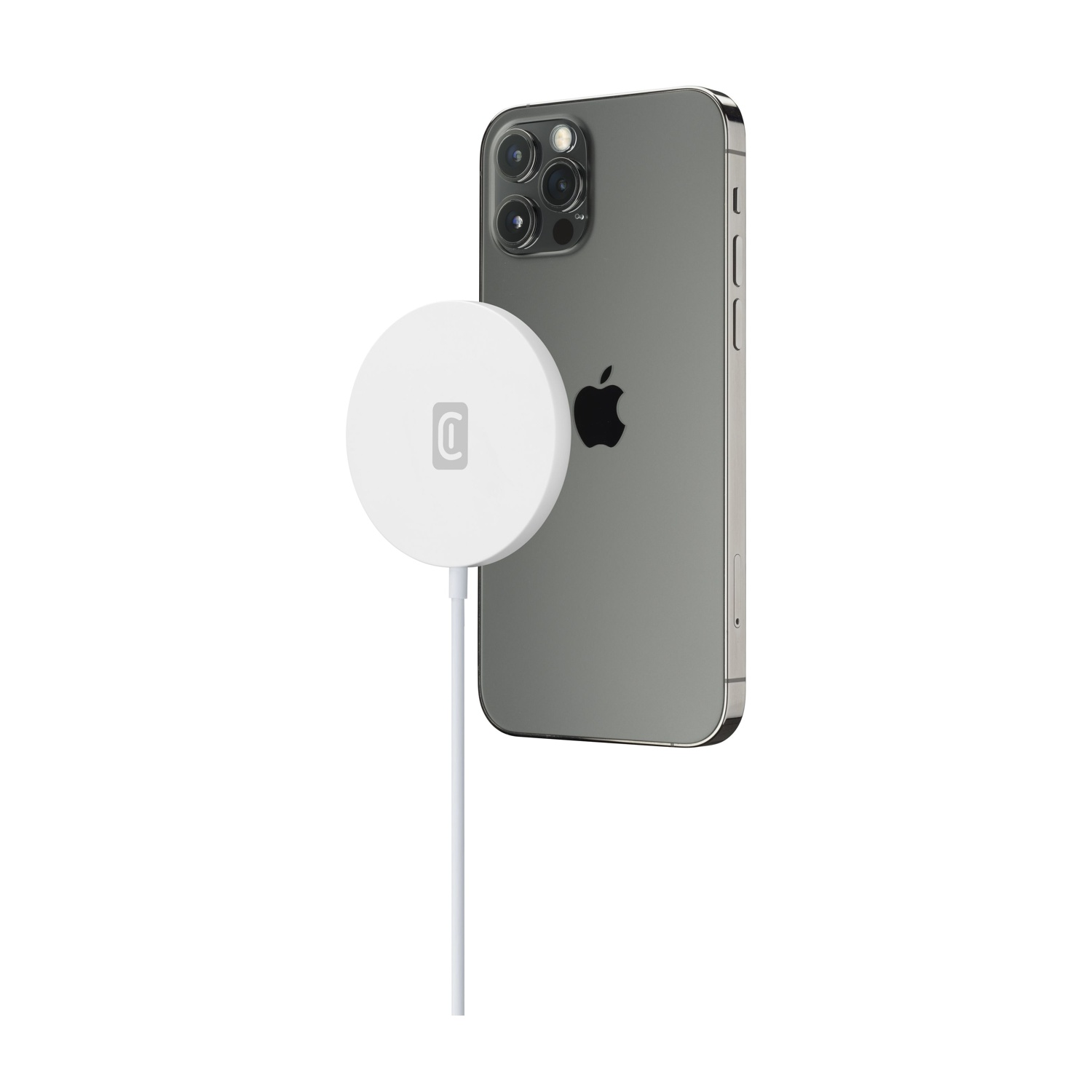 Un iPhone grigio con un caricabatterie magnetico bianco e cavo bianco.