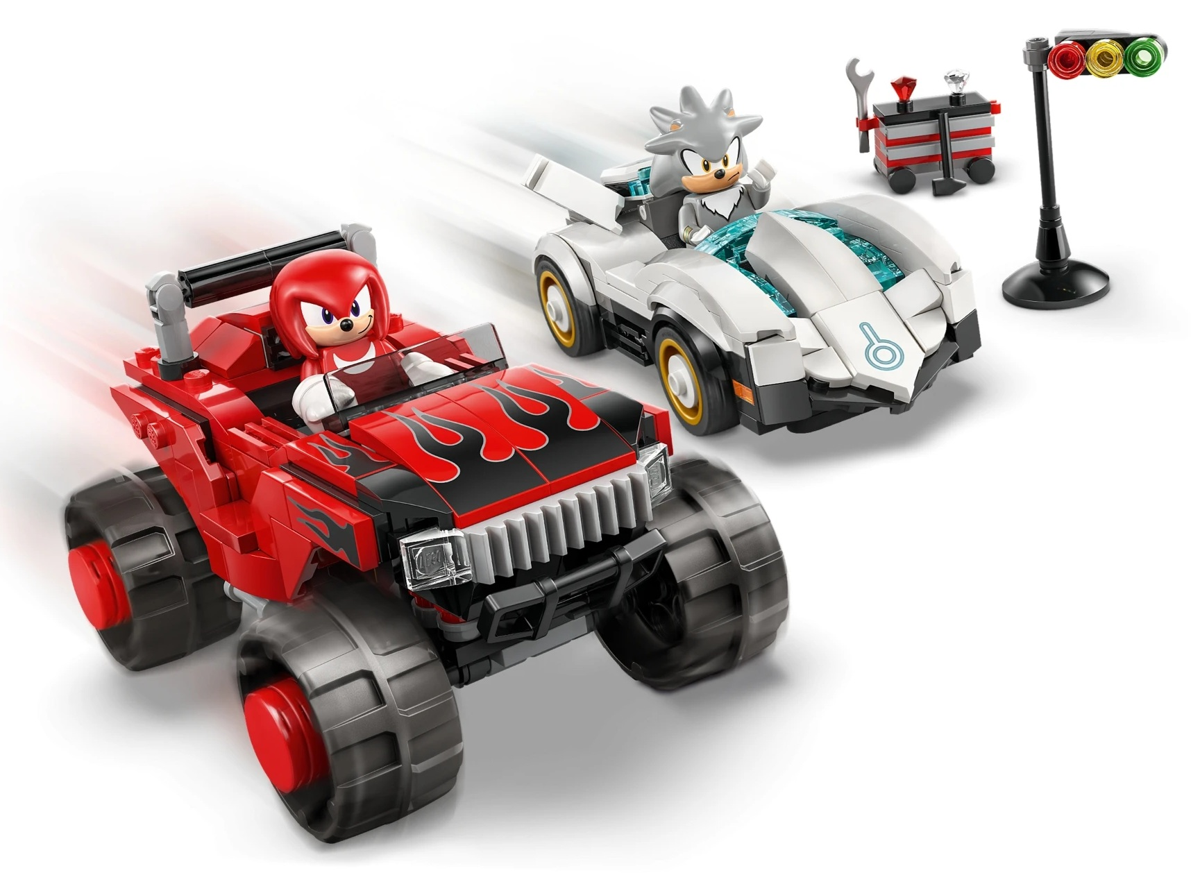 Knuckles w czerwonym monster trucku i Silver w białym samochodzie wyścigowym jadą obok siebie.