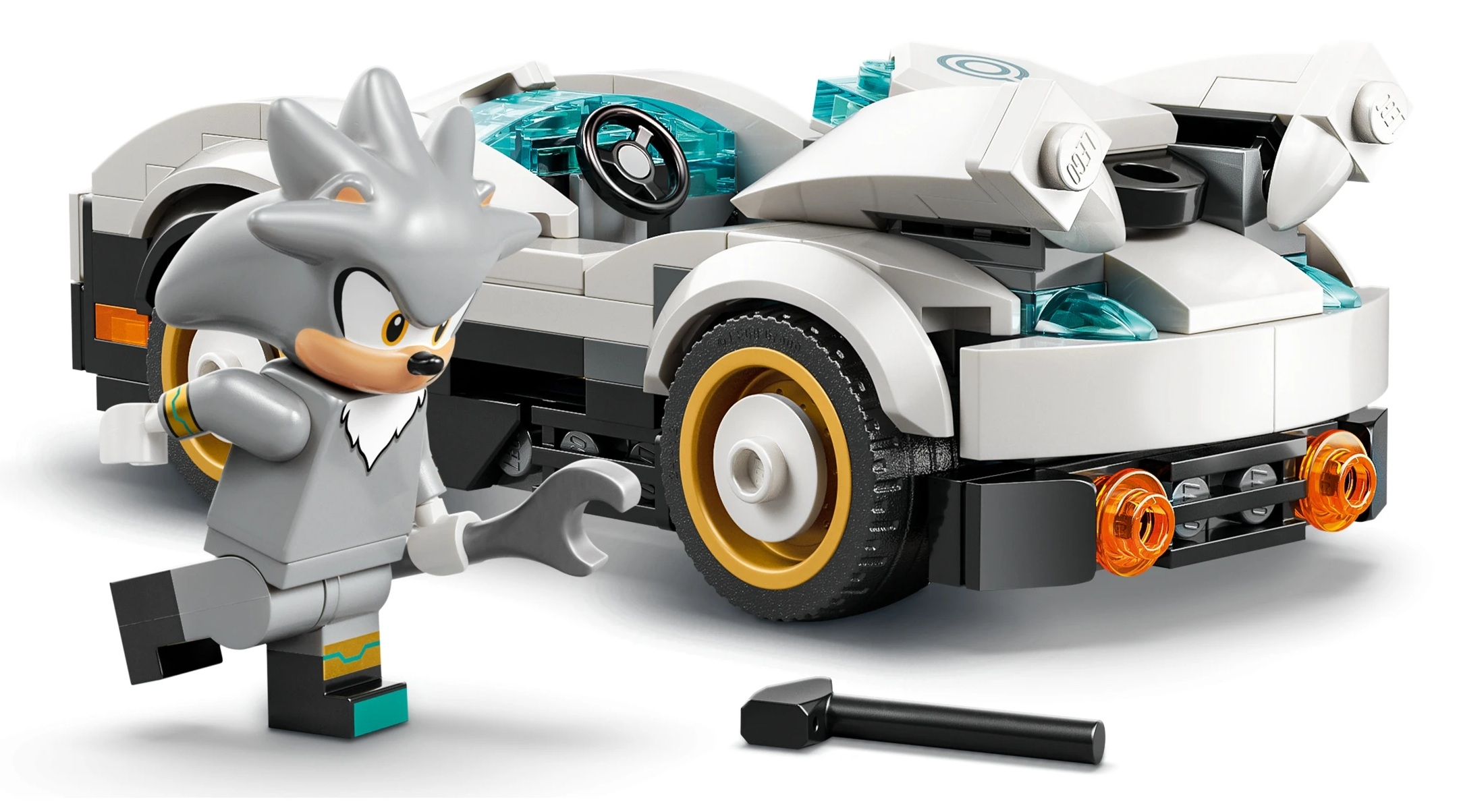 Figurka Lego Silver the Hedgehog z białym i szarym samochodem Lego i narzędziami.