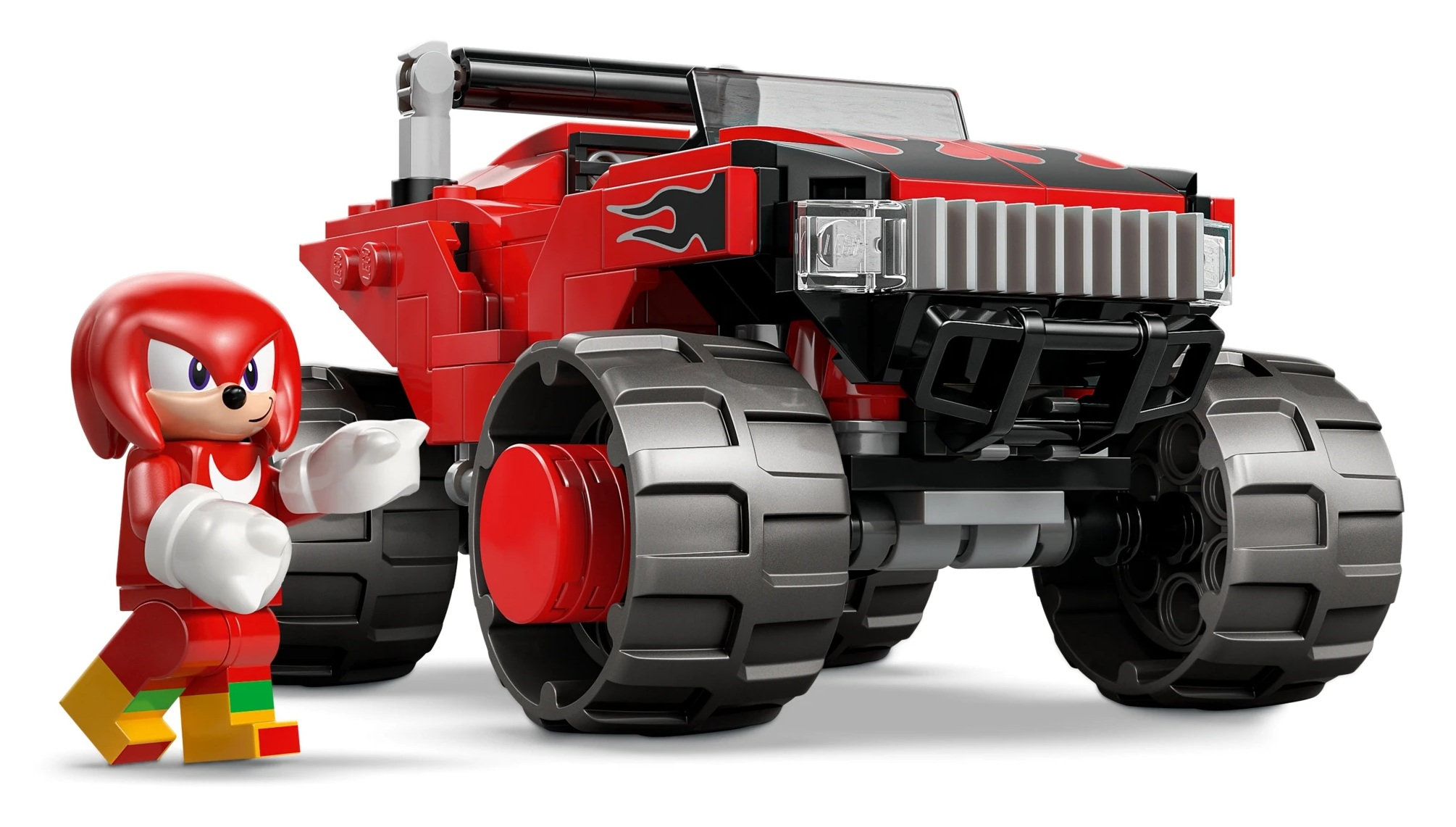 Czerwony monster truck Lego z płomieniami i obok figurka Lego Knucklesa.