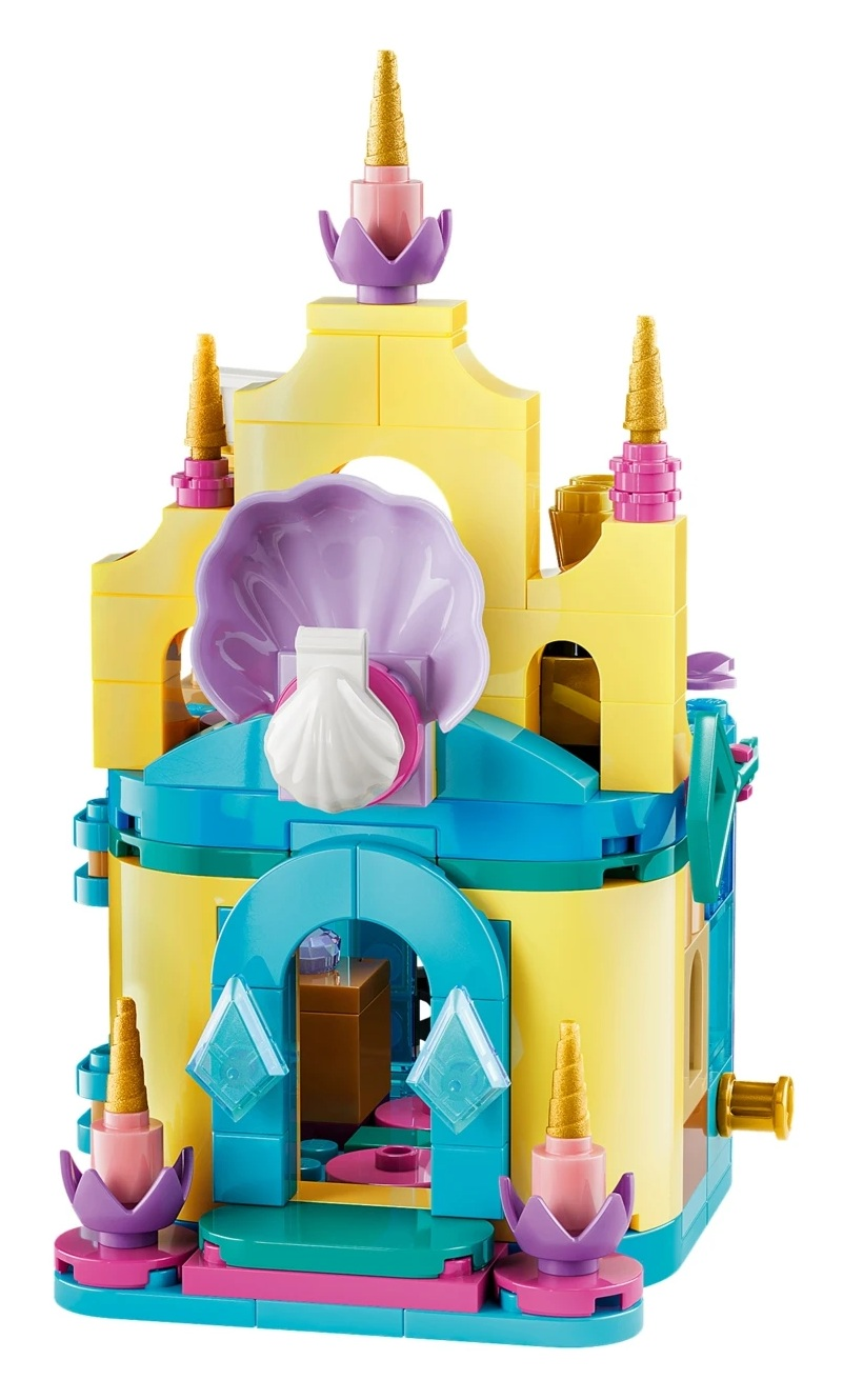 Żółty zamek Lego z turkusowymi i różowymi akcentami i muszlą.