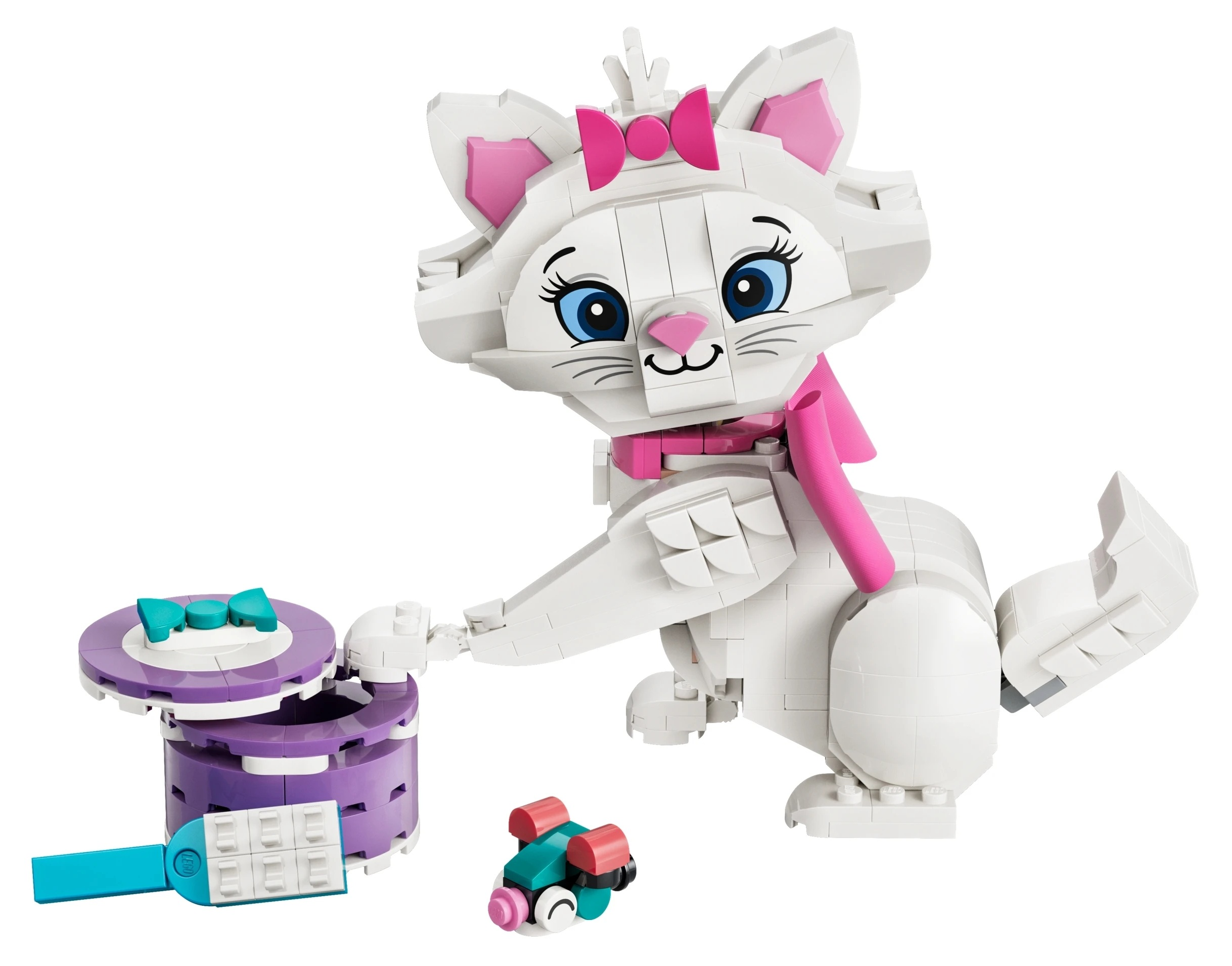 Biały kot Lego z różową kokardką i szalikiem, obok otwartego fioletowego pudełka i małej zabawki.